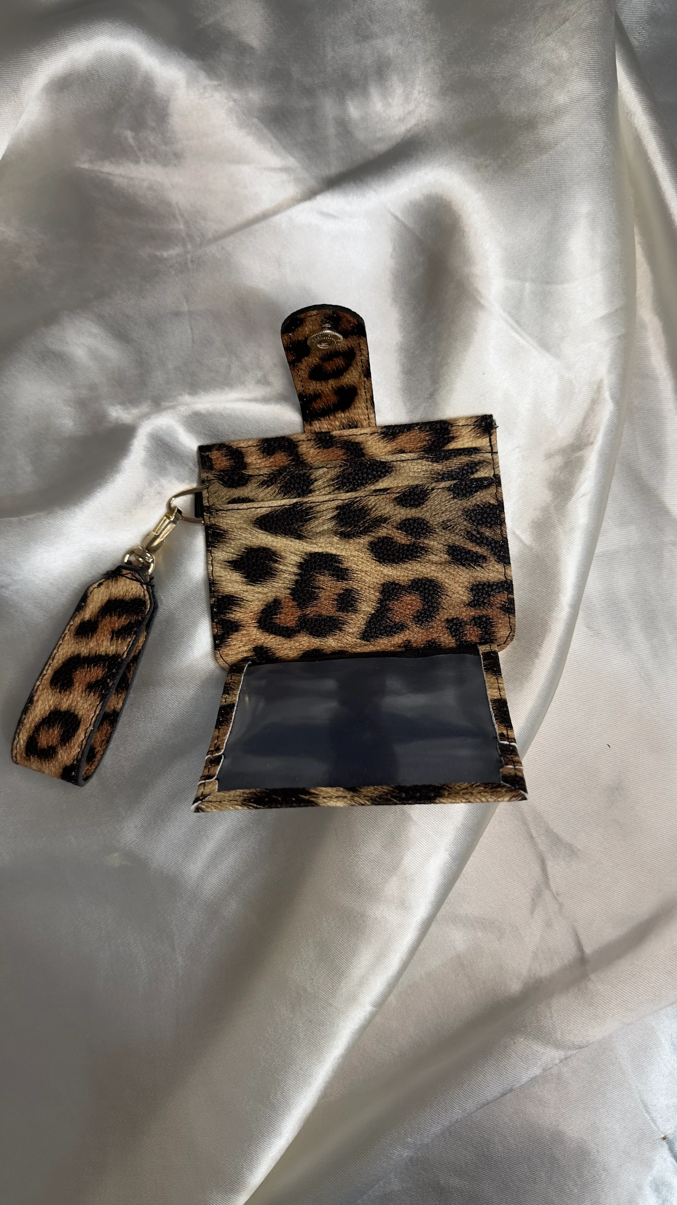 Leopar Desenli Çıtçıtlı Kartlık, Kağıt para bölmeli ve Anahtarlık Detaylı