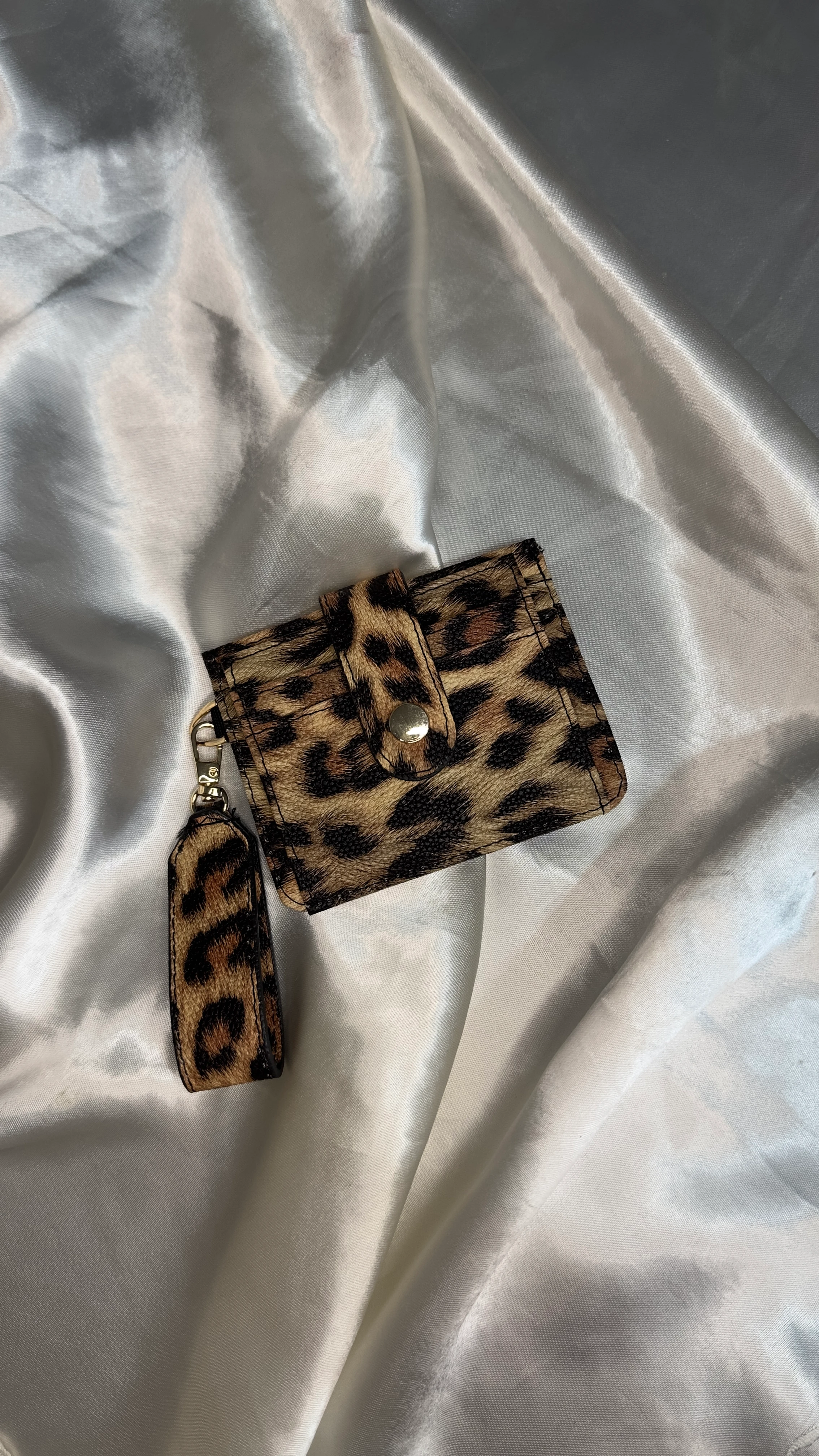 Leopar Desenli Çıtçıtlı Kartlık, Kağıt para bölmeli ve Anahtarlık Detaylı