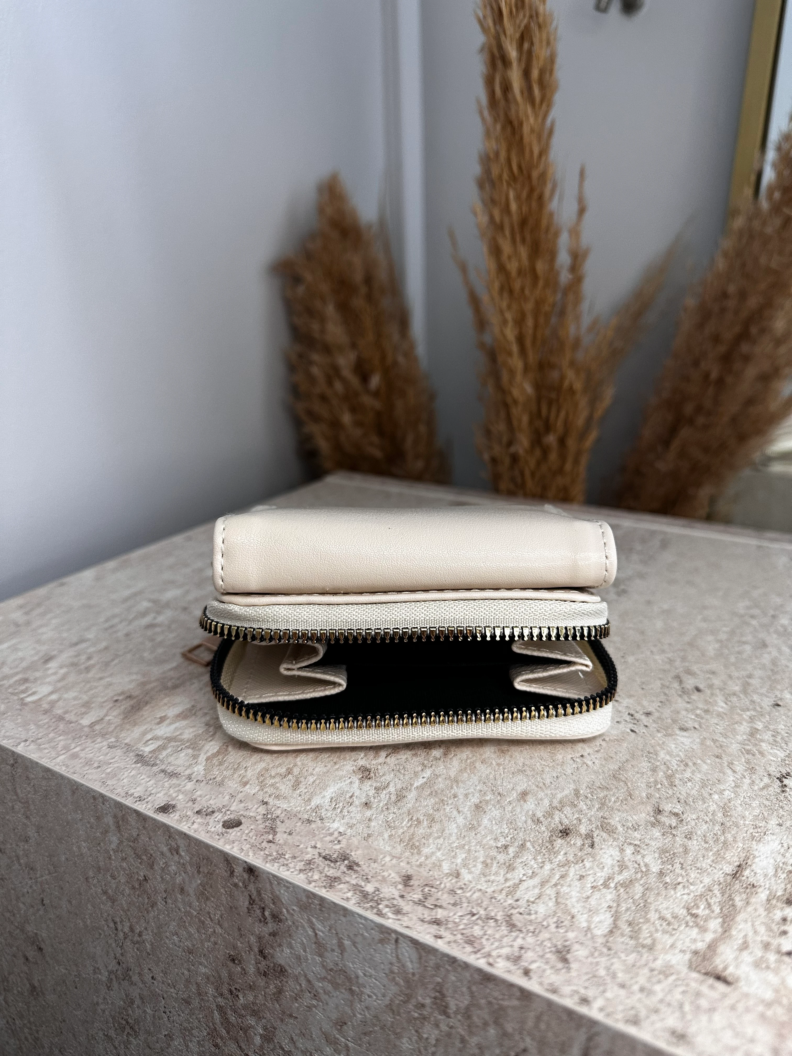 Suni Deri Kadın Orta Boy Çıtçıtlı Cüzdan- Kağıt ve Bozuk Para Bölmeli - Krem