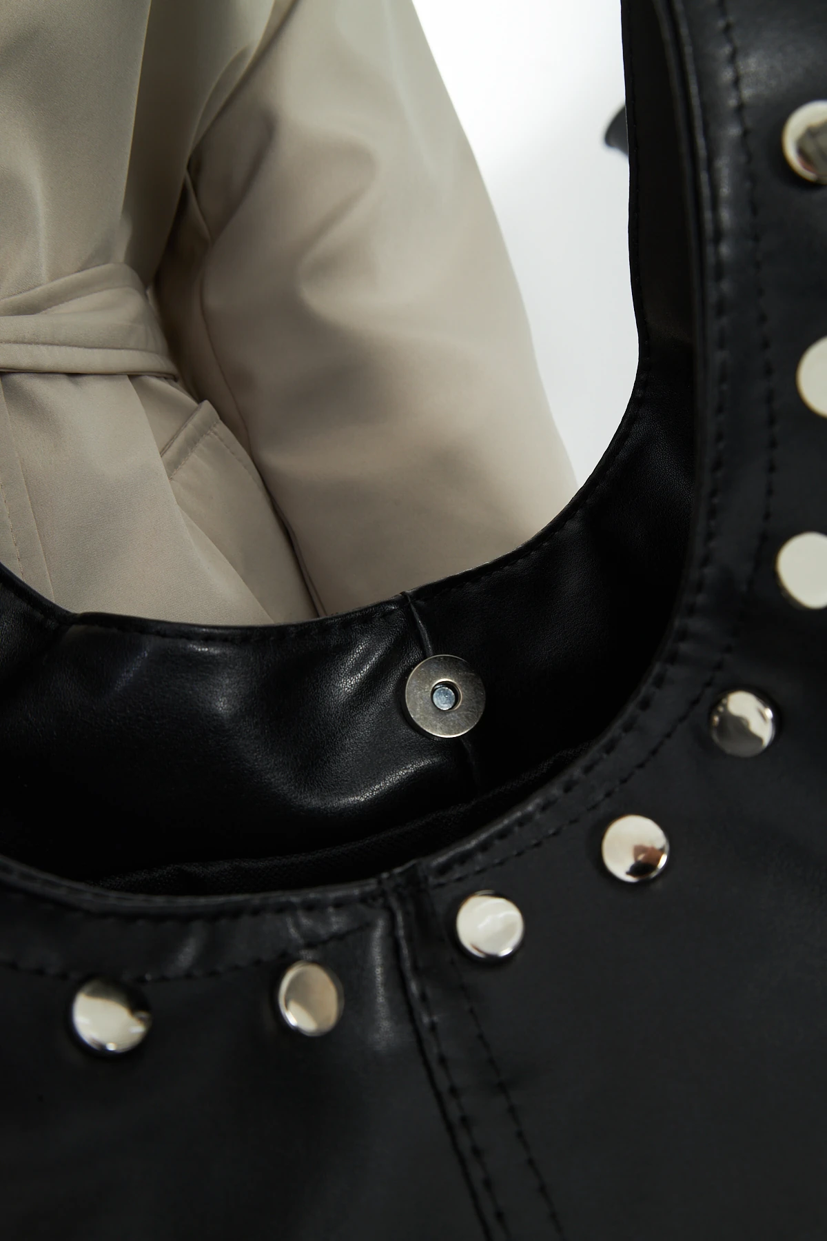 Siena Geniş Salaş Zımbalı Kadın Omuz, Kol ve El Çantası - Siyah