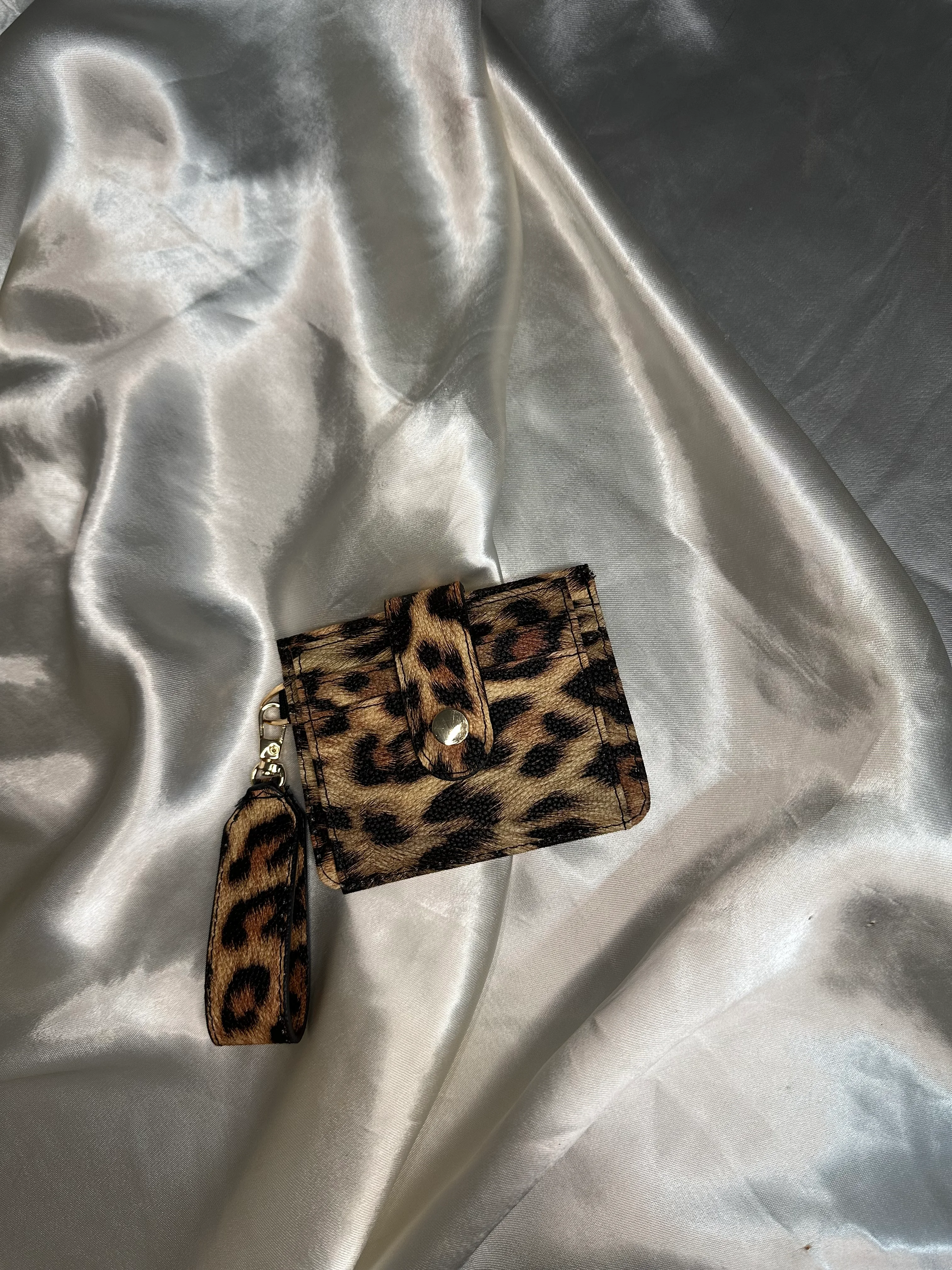 Leopar Desenli Çıtçıtlı Kartlık, Kağıt para bölmeli ve Anahtarlık Detaylı