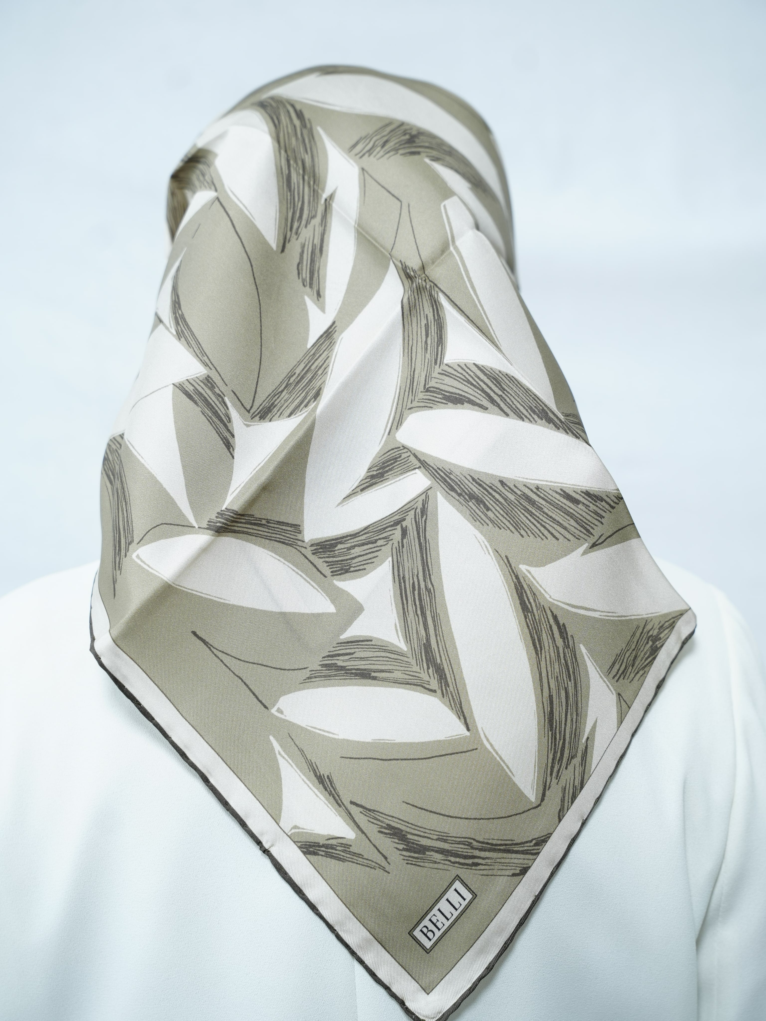Belli Geometrik Desen İpek Eşarp main variant image
