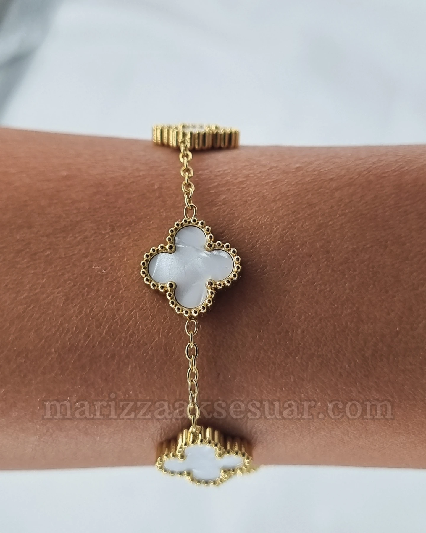 Gold Renk Sedefli Beyaz Yonca Model Bileklik