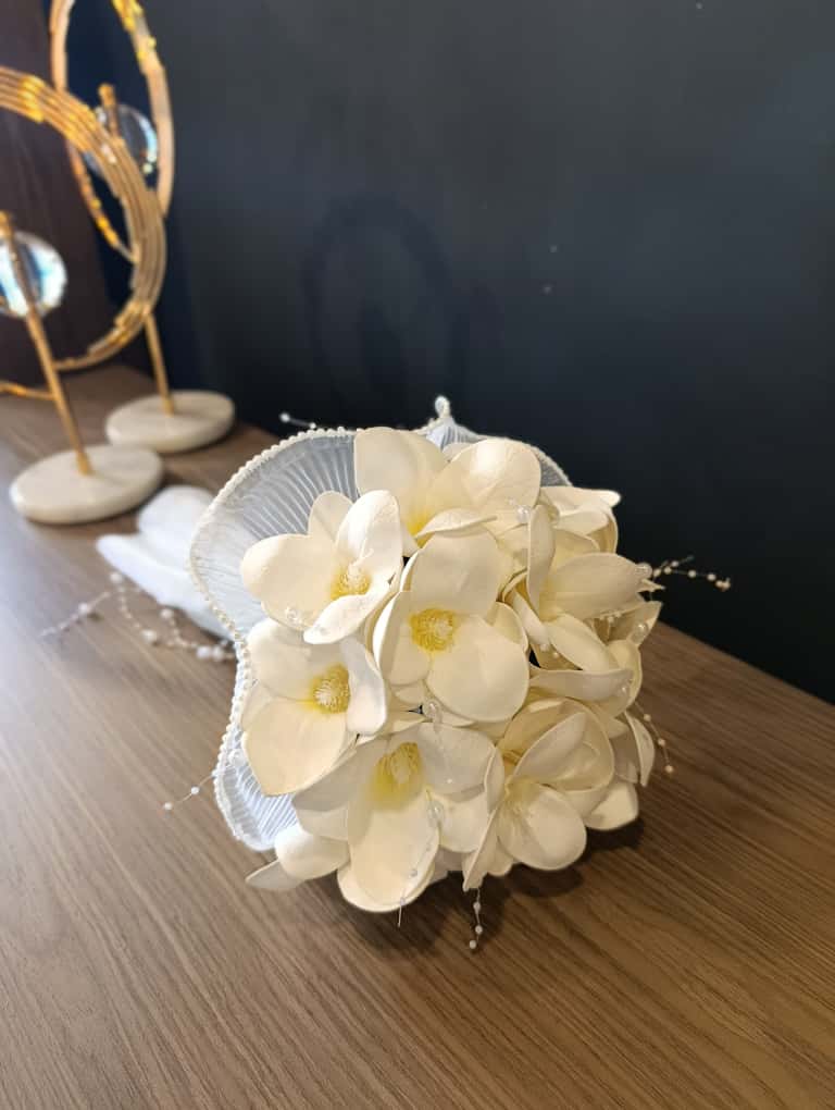 Tüllü İncili Özel Tasarım Manolya Gelin Buketi