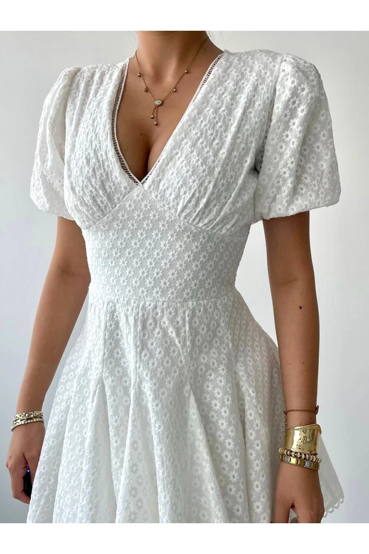 Beyaz Fisto İşleme Detaylı Pileli Astarlı Mini Elbise