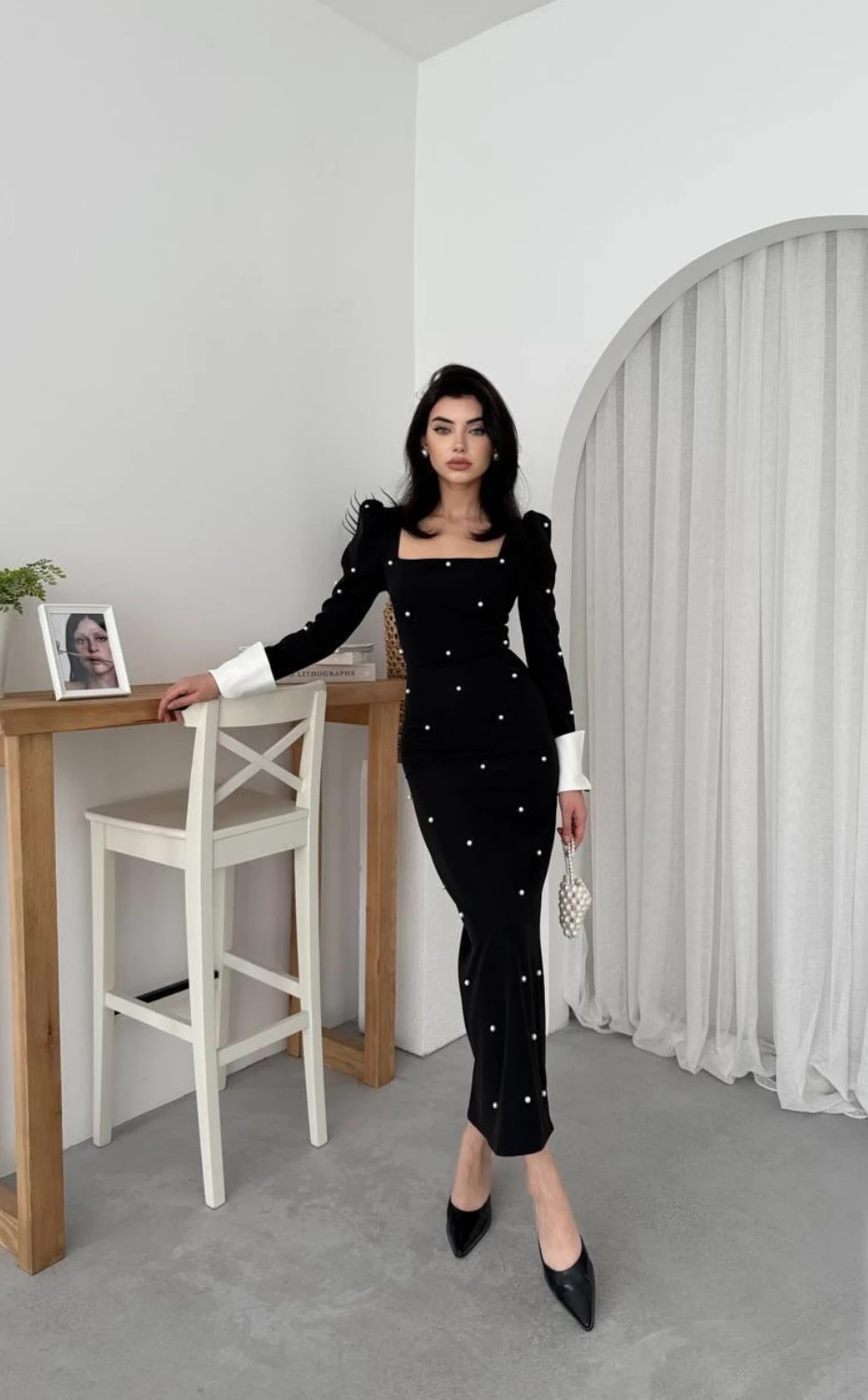 Siyah Kare Yaka İncili Kol Detaylı Uzun Elbise