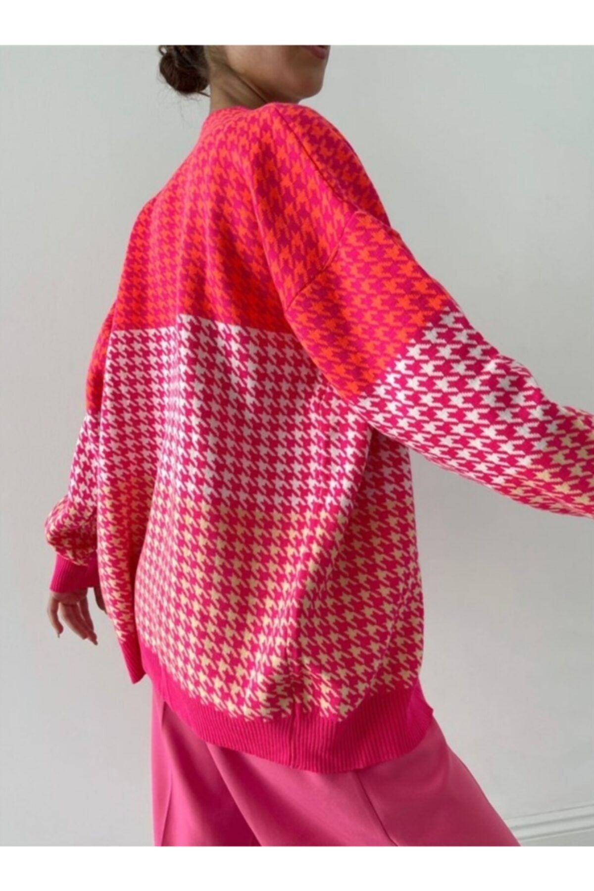 Pembe Neon Renkli Kazayağı Desenli Hırka