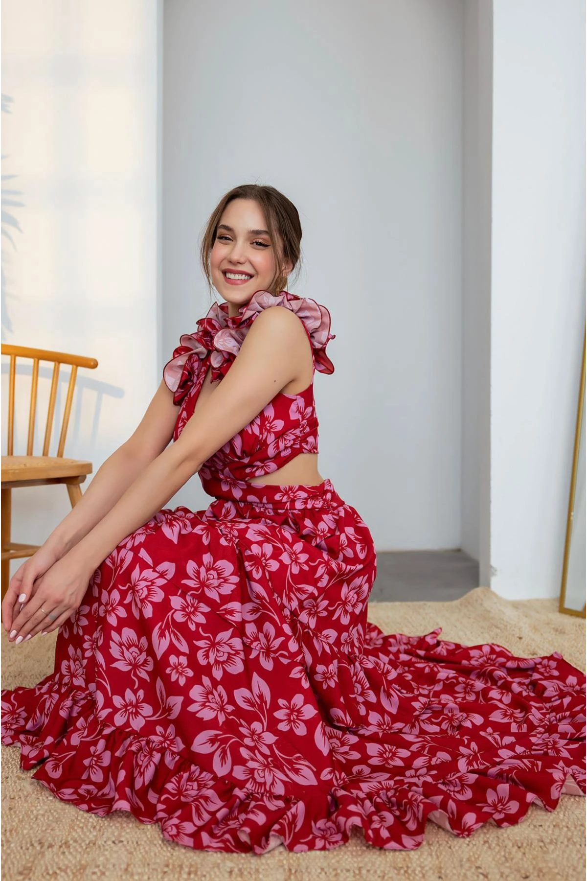 Bordo Bel Dekolteli Çiçek Desenli Kat Etekli Uzun Elbise