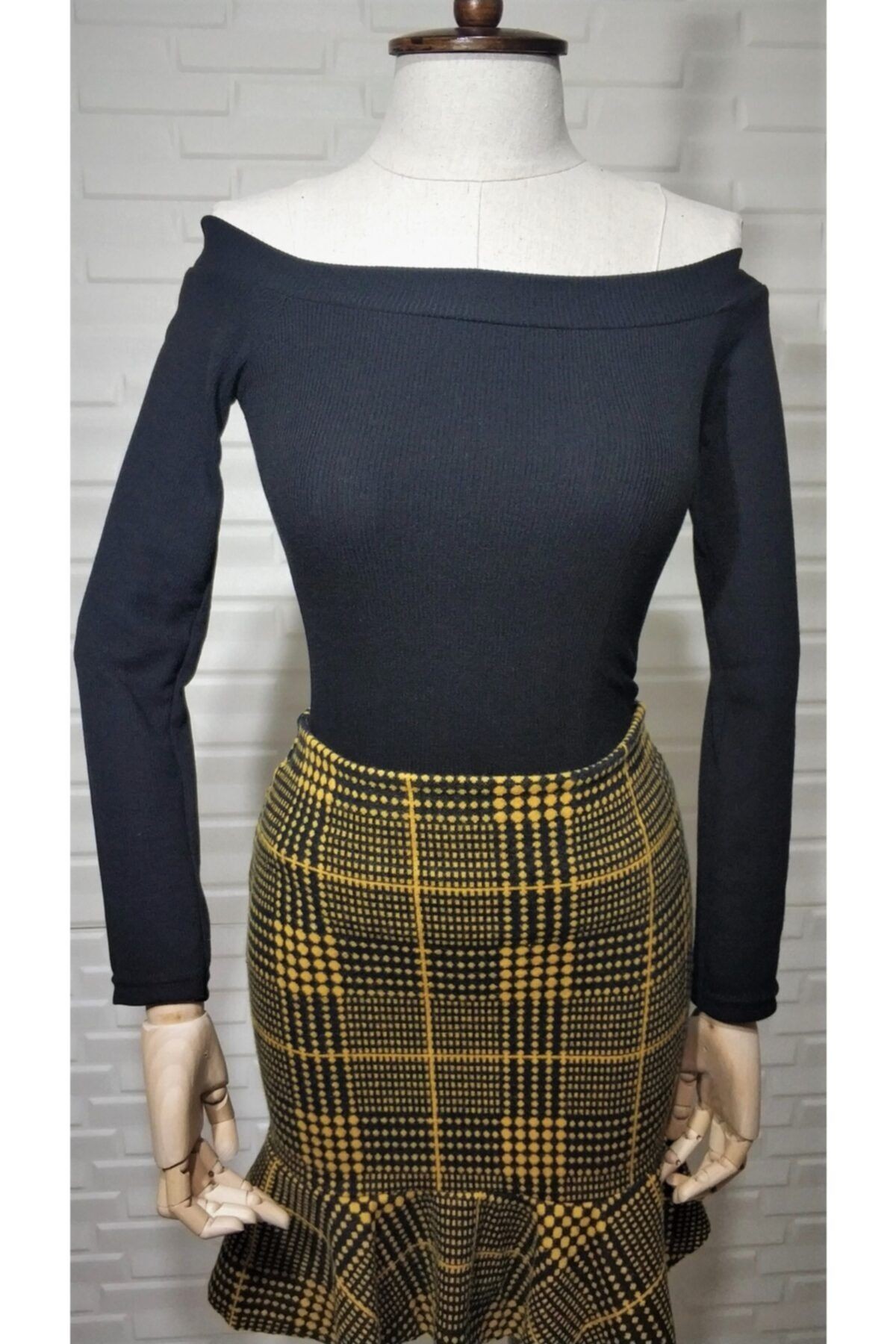 Kadın Siyah Uzun Kollu Crop Madonna Yaka Body