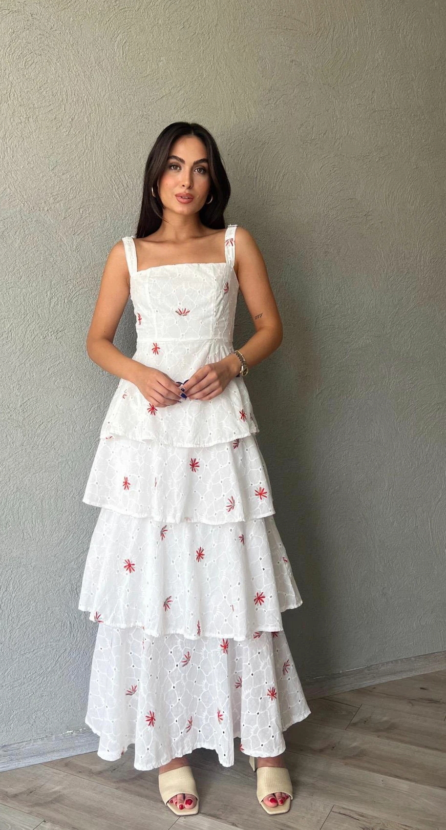 Beyaz Fisto Kalın Askılı Kat Etekli Kırmızı Desenli Elbise