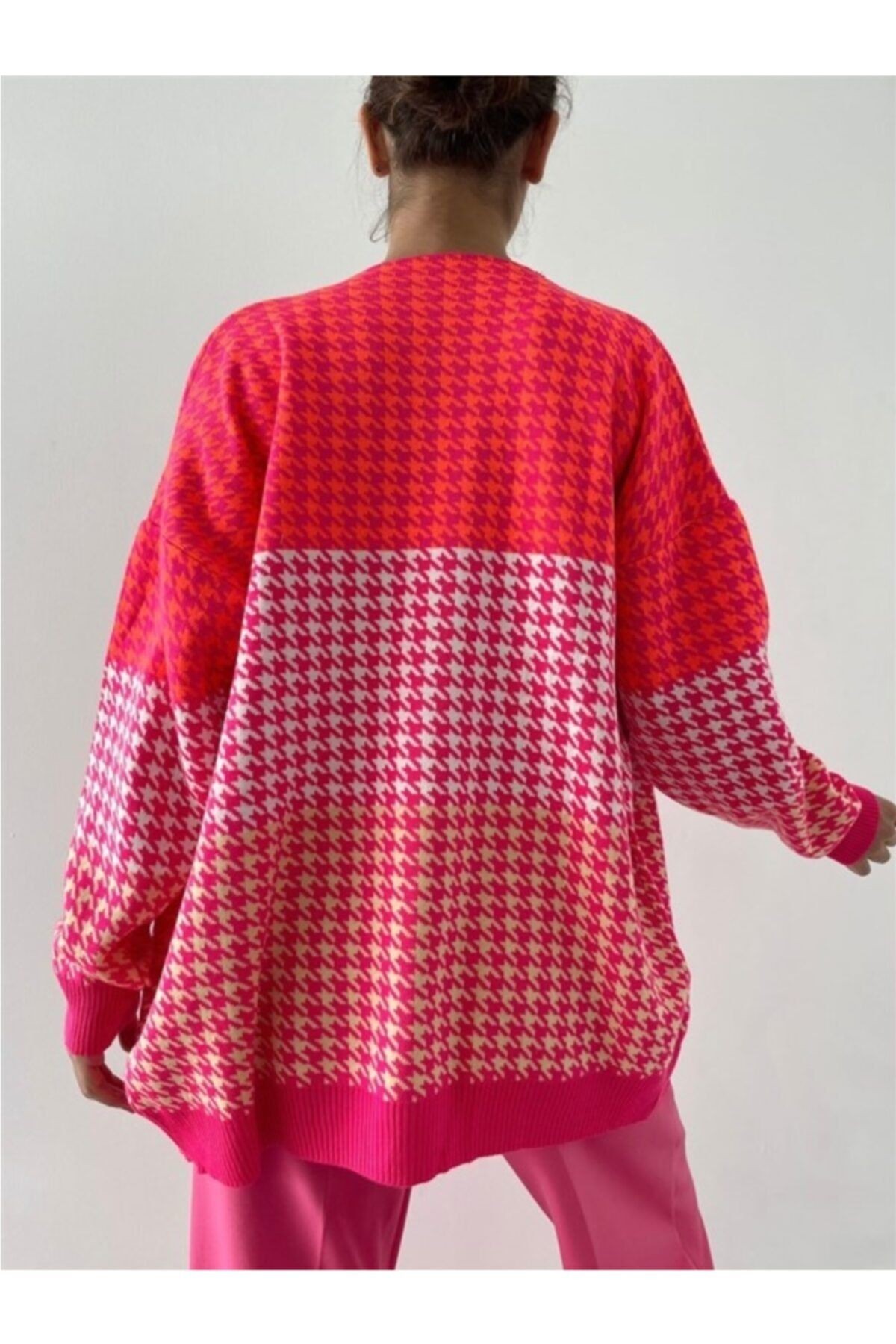 Pembe Neon Renkli Kazayağı Desenli Hırka