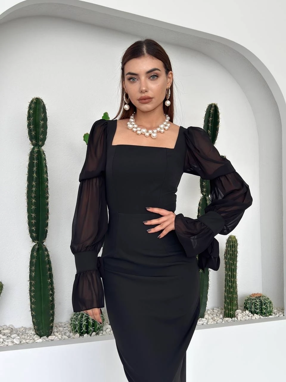 Siyah Kare Yaka Kolları Şifon Elbise