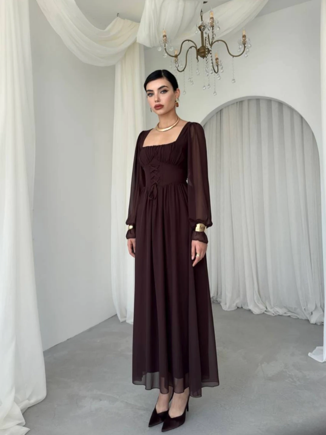 Kahverengi Şifon Kare Yaka Bağcıklı Uzun Elbise