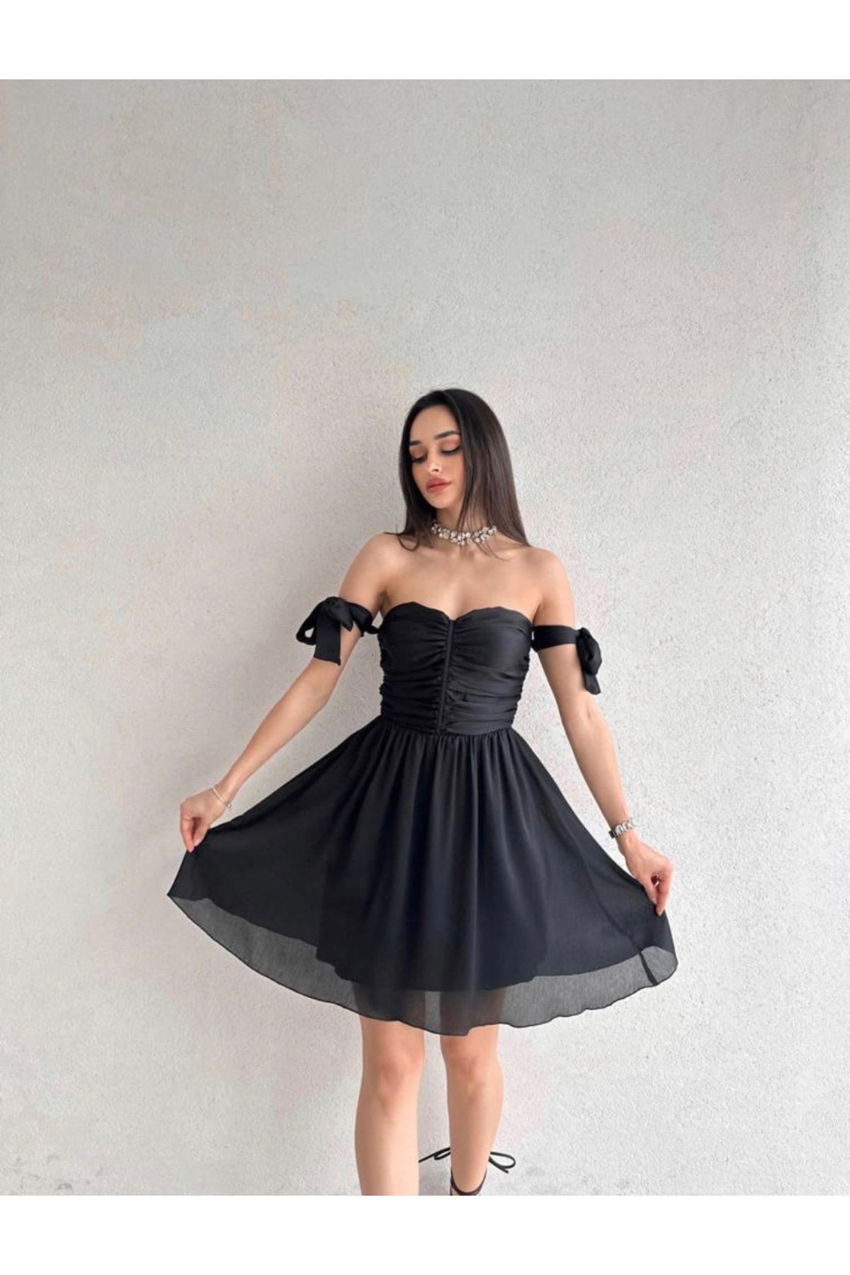 Siyah Kolları Bağlama Detaylı Mini Elbise