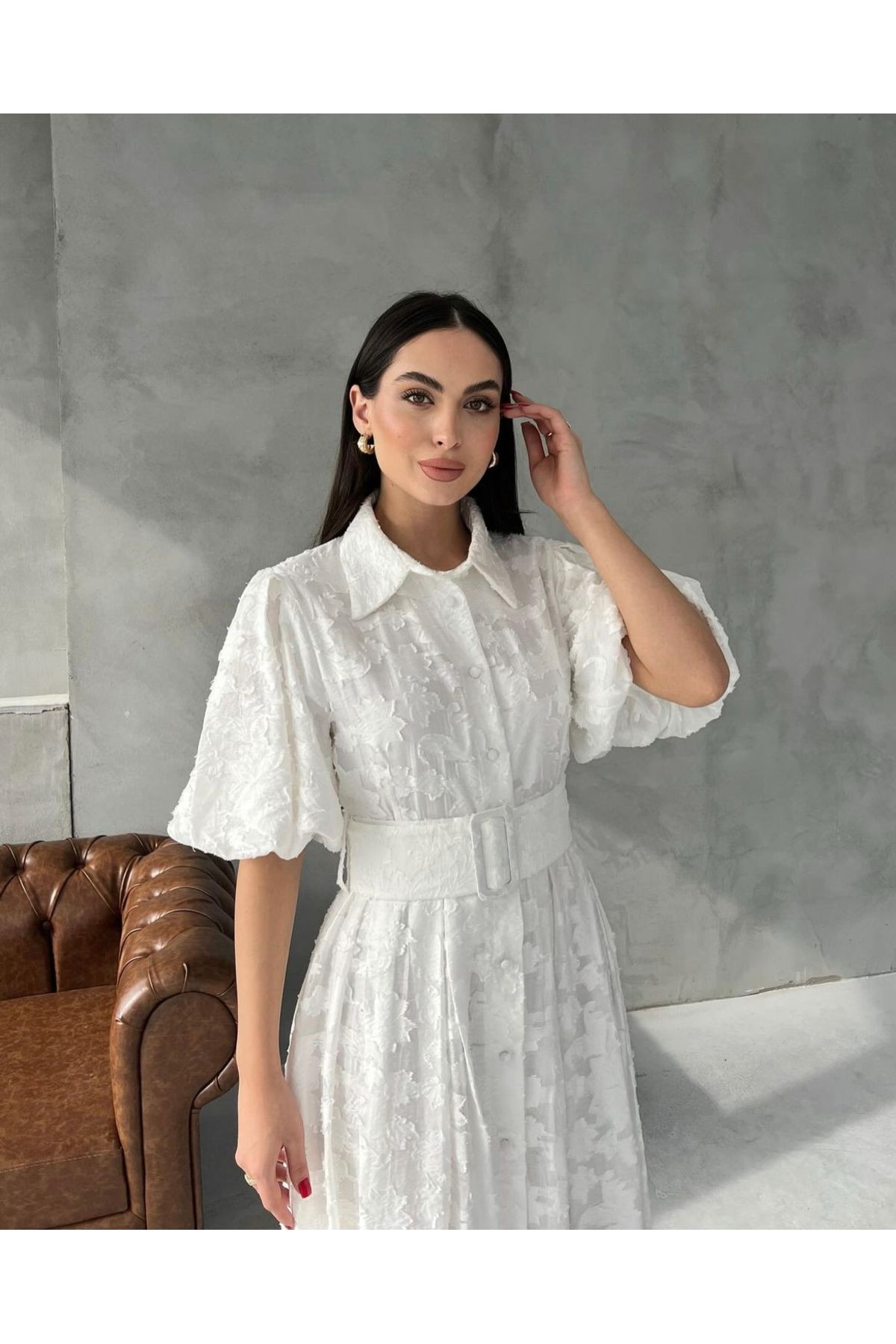 Beyaz Çiçek Dokulu Balon Kol Kemerli Kloş Elbise