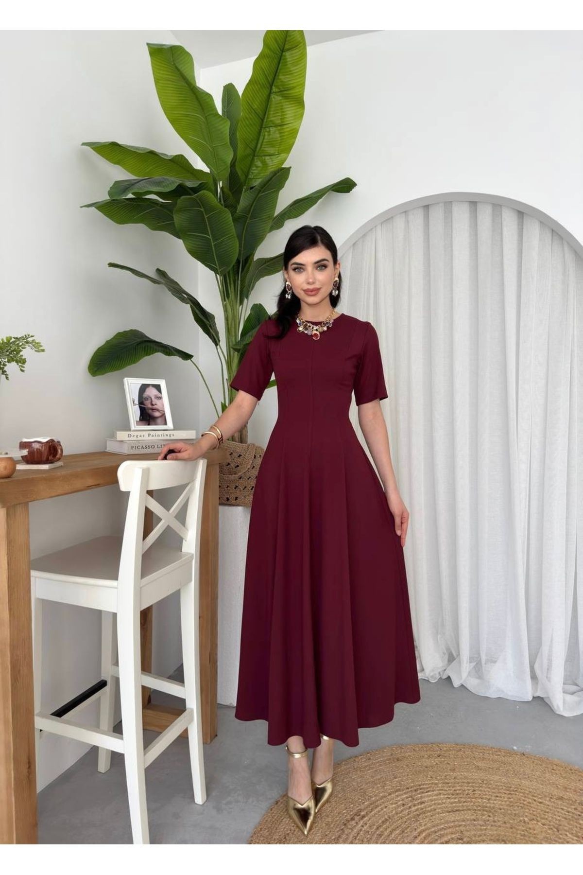 Bordo Yuvarlak Yaka Piliseli Uzun Elbise