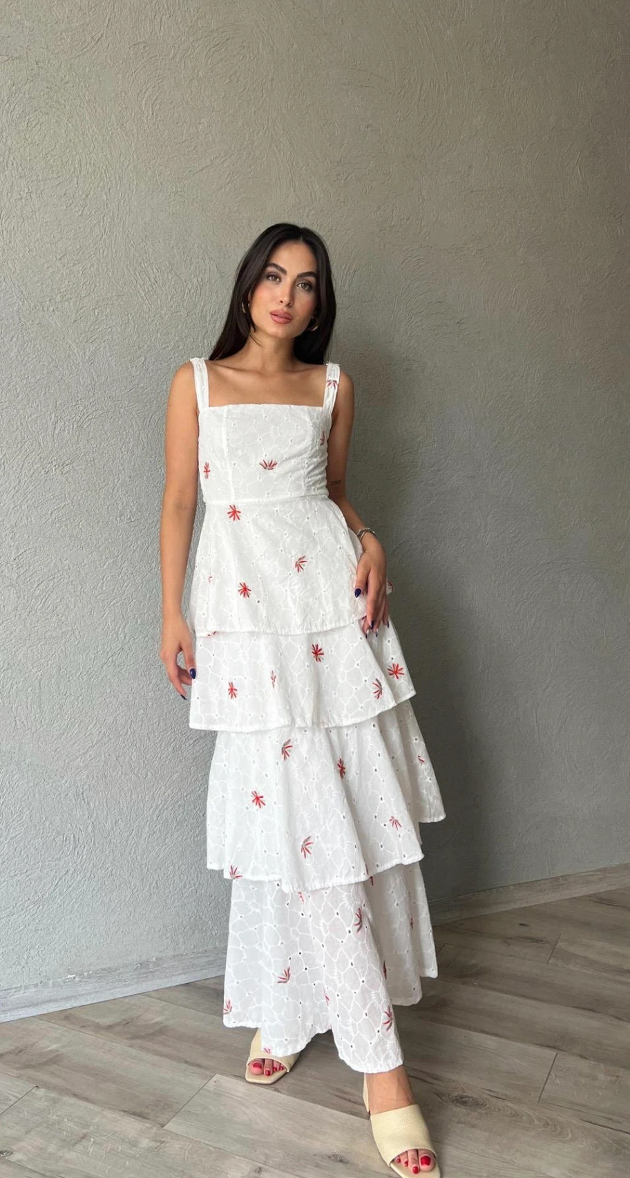 Beyaz Fisto Kalın Askılı Kat Etekli Kırmızı Desenli Elbise