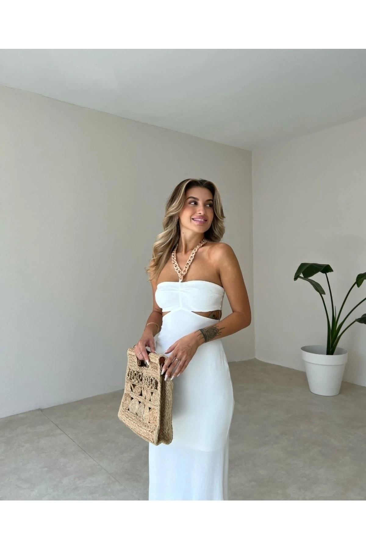 Beyaz Boynu Zincir Detaylı Midi Boy Elbise