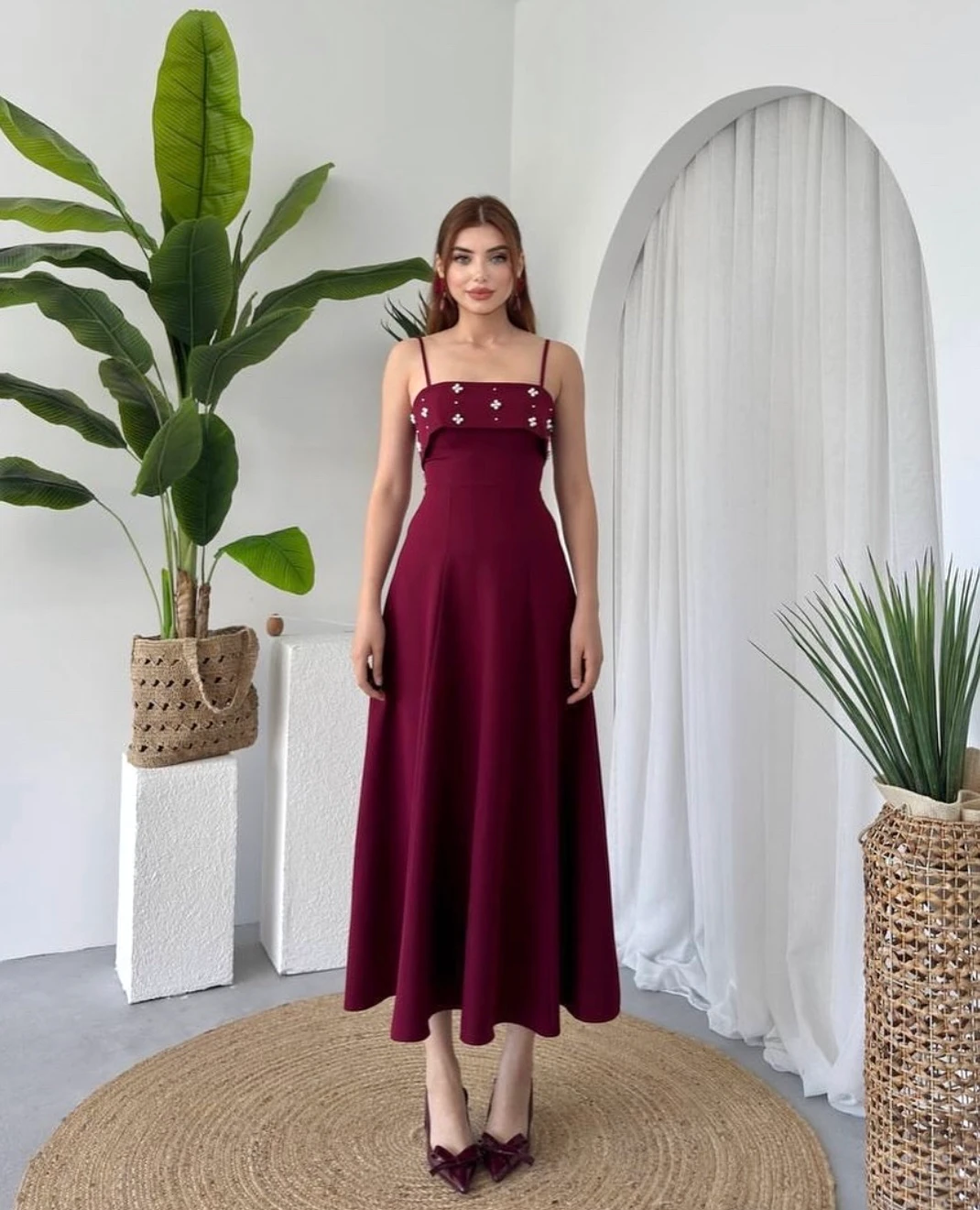 Bordo İnce Askılı Göğüs İnci İşlemeli Midi Elbise