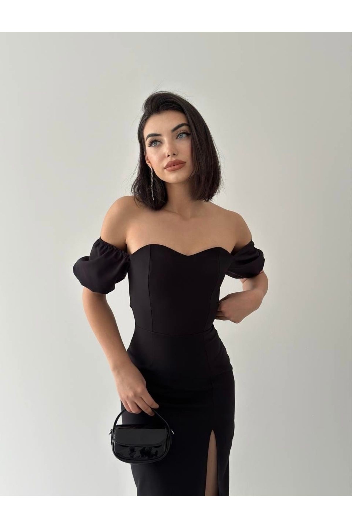 Siyah Kalp Yaka Arkası Bağcıklı Midi Elbise