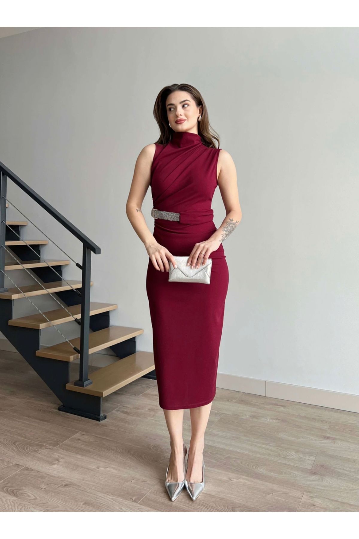 Bordo Taşlı Kemerli Sıfır Kol Midi Elbise