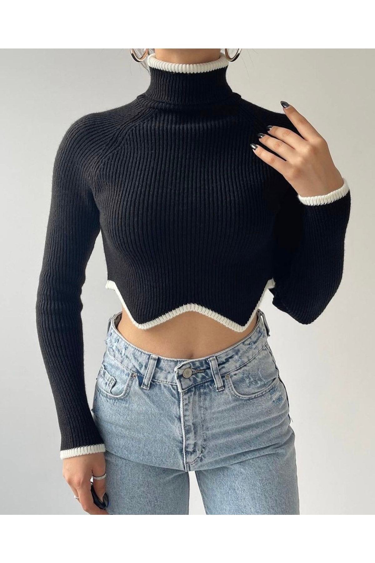 Siyah Triko Boğazlı Asimetrik Kesim Crop Kazak