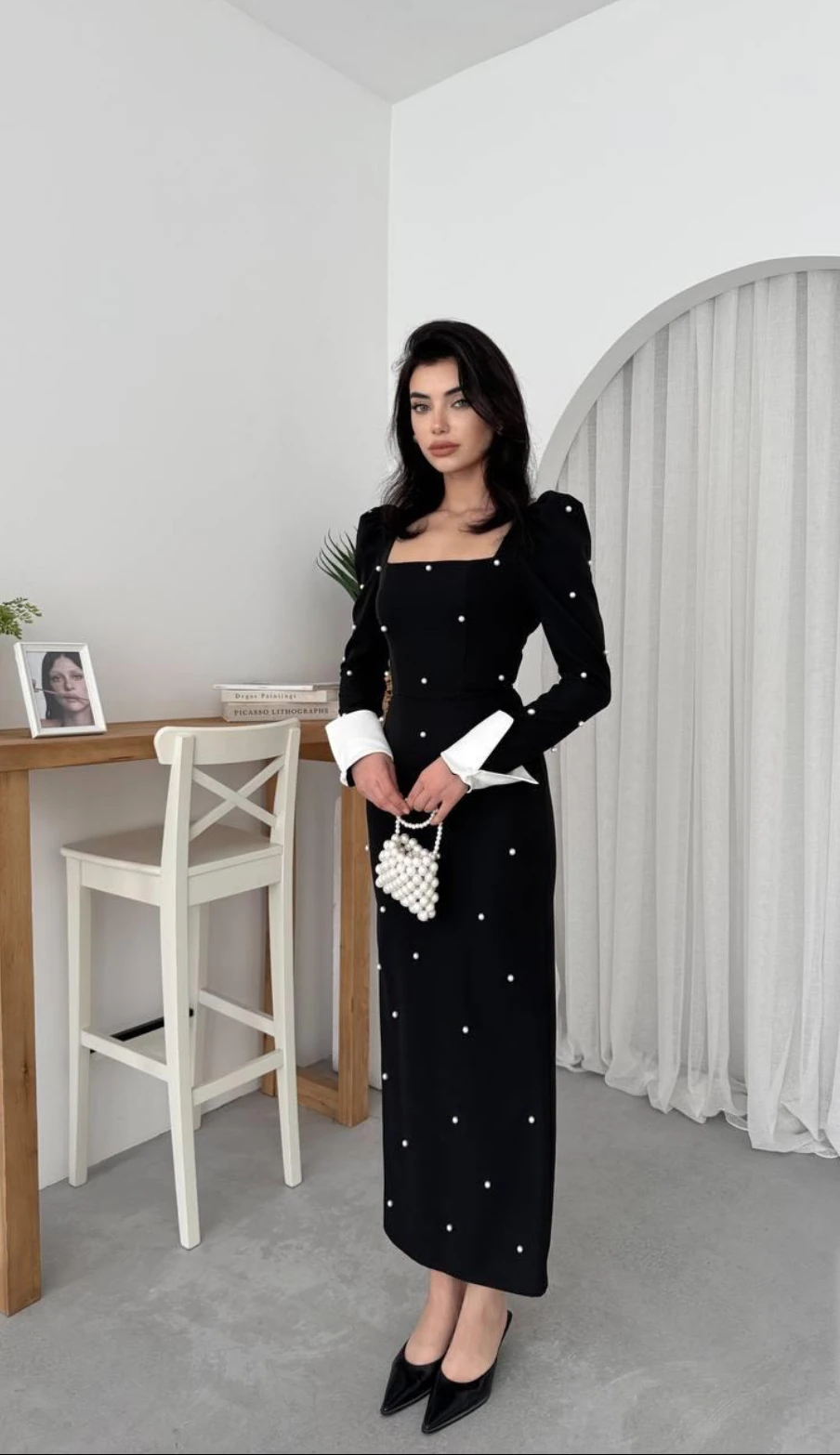 Siyah Kare Yaka İncili Kol Detaylı Uzun Elbise