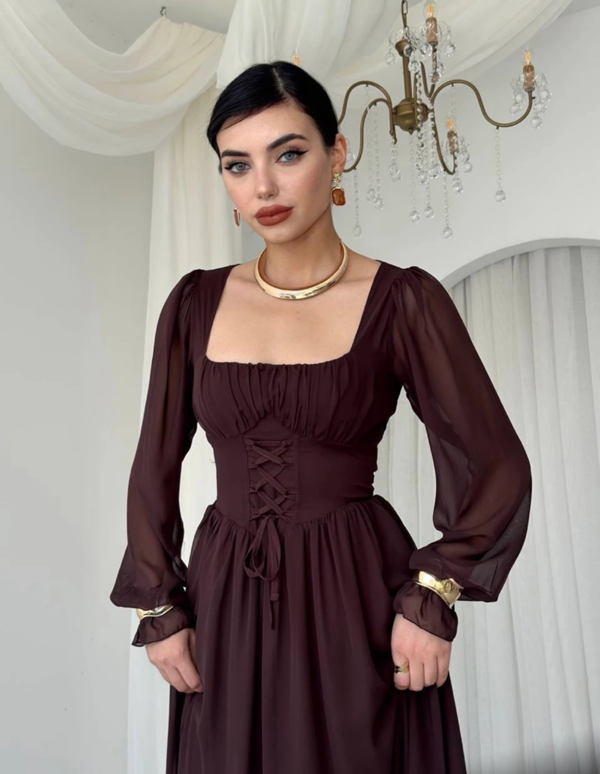 Kahverengi Şifon Kare Yaka Bağcıklı Uzun Elbise