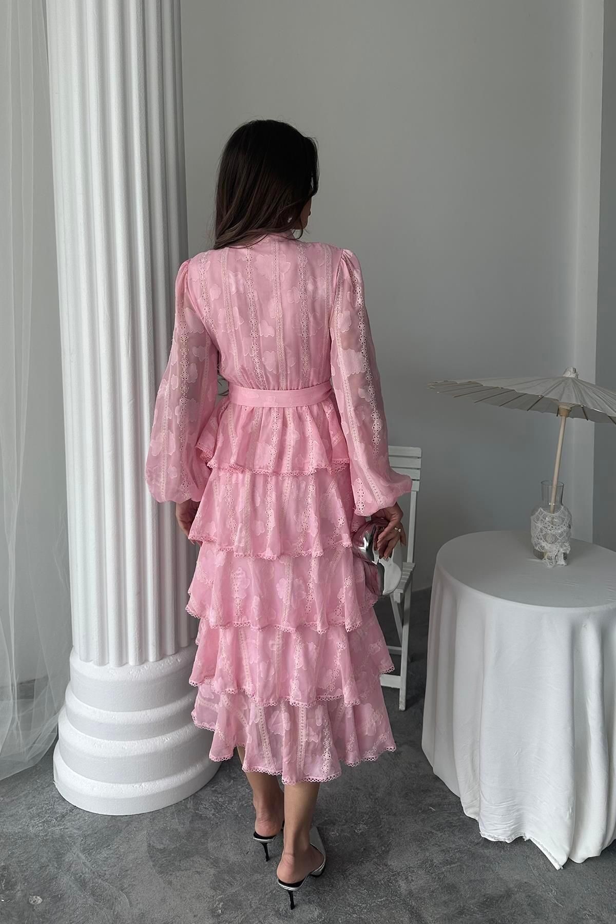 Pembe Fisto Kuşaklı Volanlı Midi Elbise