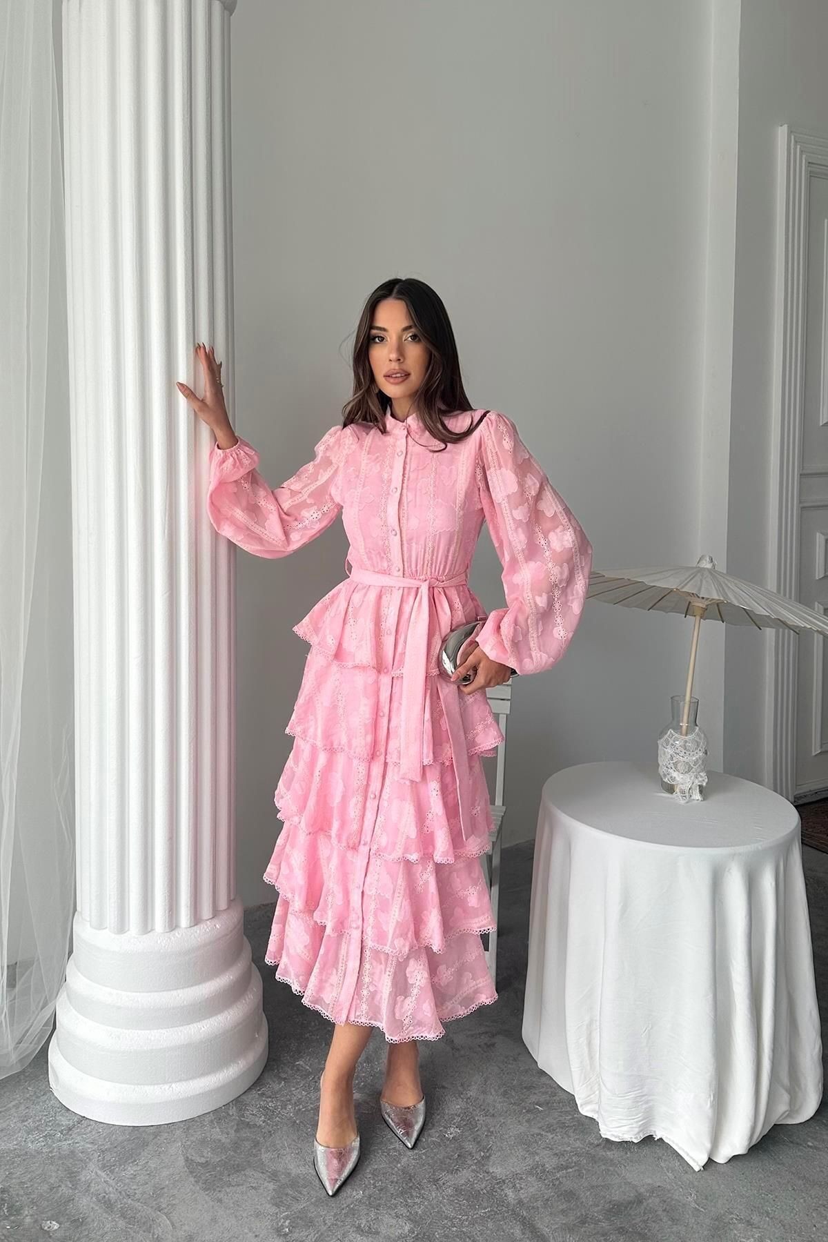 Pembe Fisto Kuşaklı Volanlı Midi Elbise