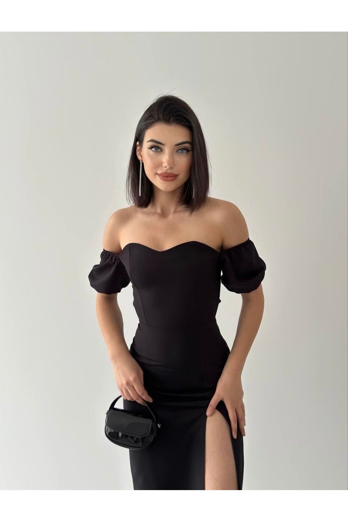 Siyah Kalp Yaka Arkası Bağcıklı Midi Elbise