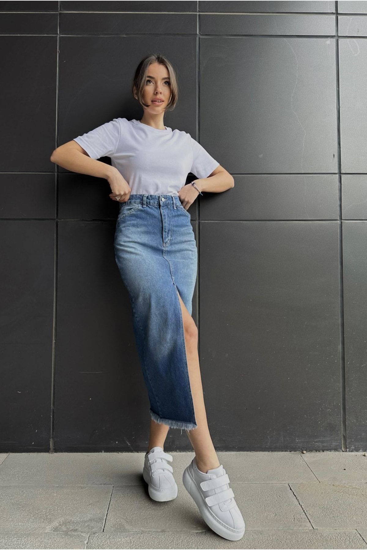 Mavi Yırtmaçlı Midi Boy Denim Etek