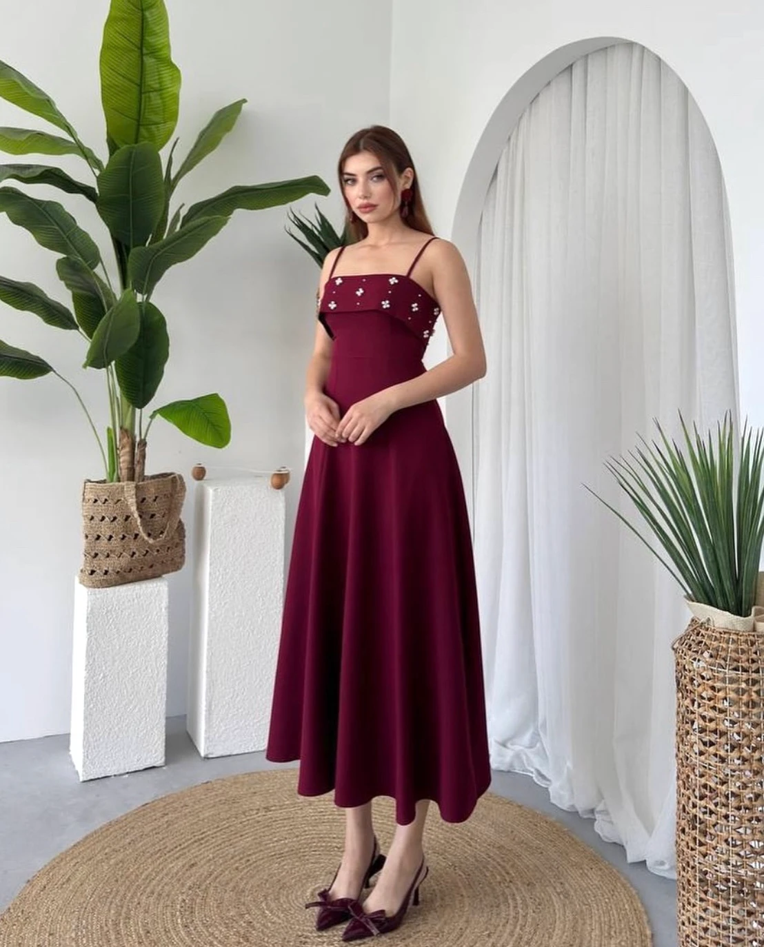 Bordo İnce Askılı Göğüs İnci İşlemeli Midi Elbise