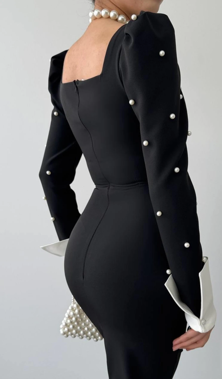 Siyah Kare Yaka İncili Kol Detaylı Uzun Elbise