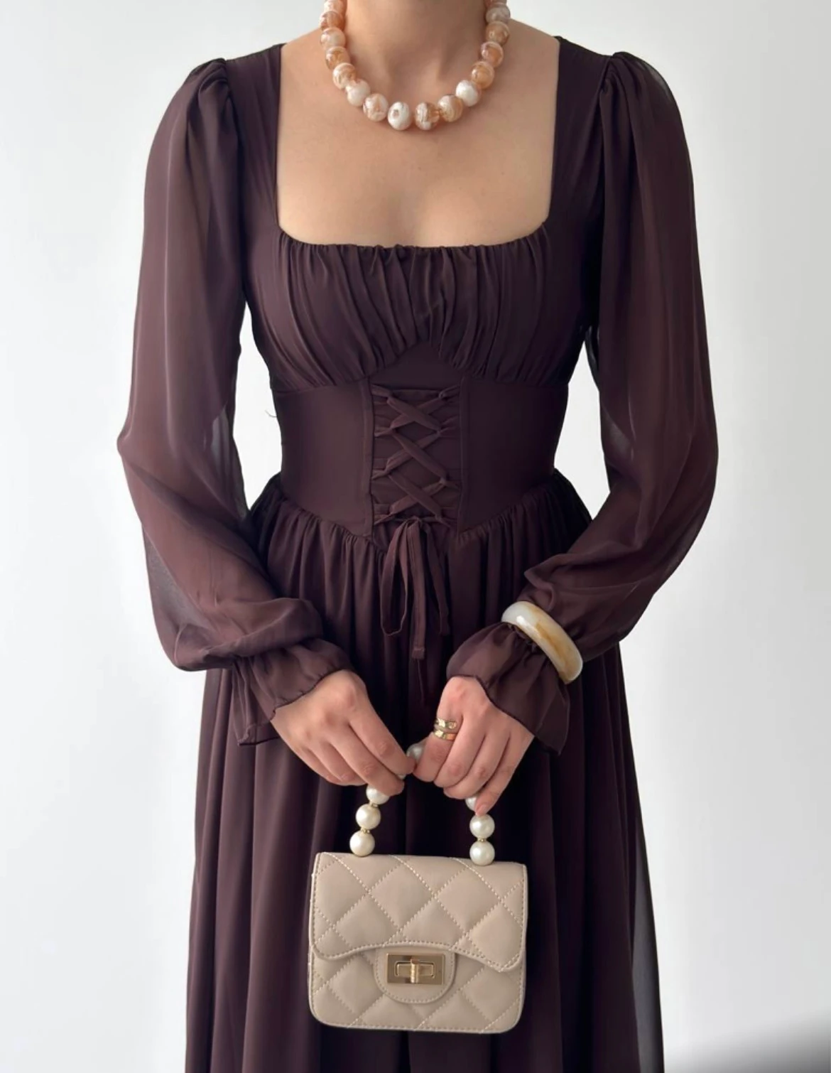 Kahverengi Şifon Kare Yaka Bağcıklı Uzun Elbise