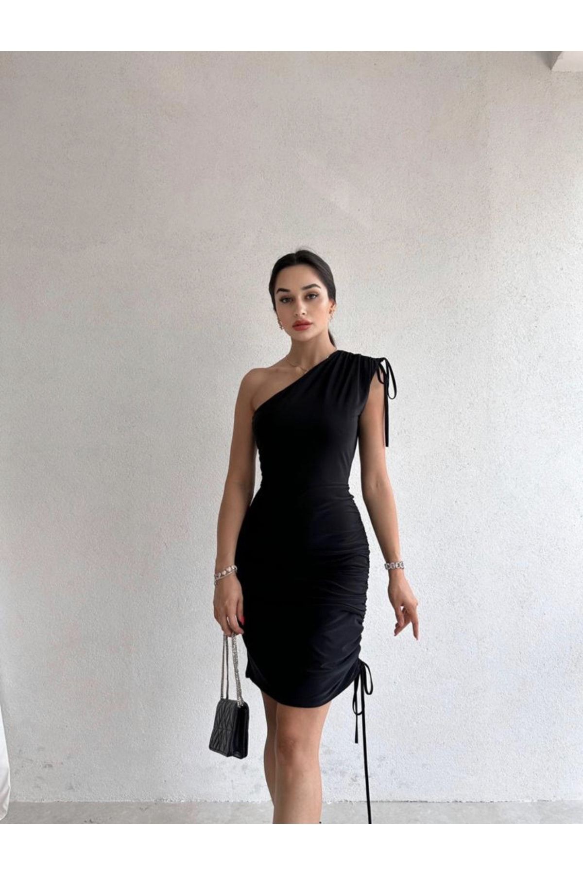 Siyah Çekme Detaylı Mini Elbise