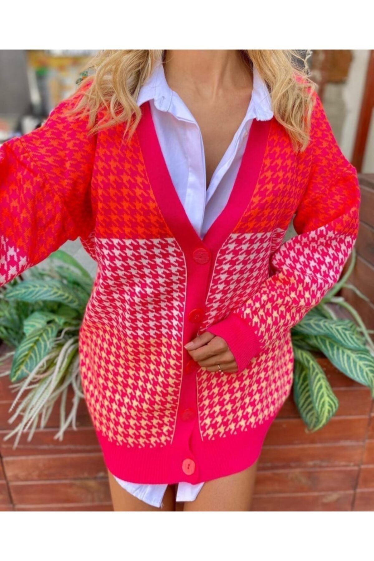 Pembe Neon Renkli Kazayağı Desenli Hırka