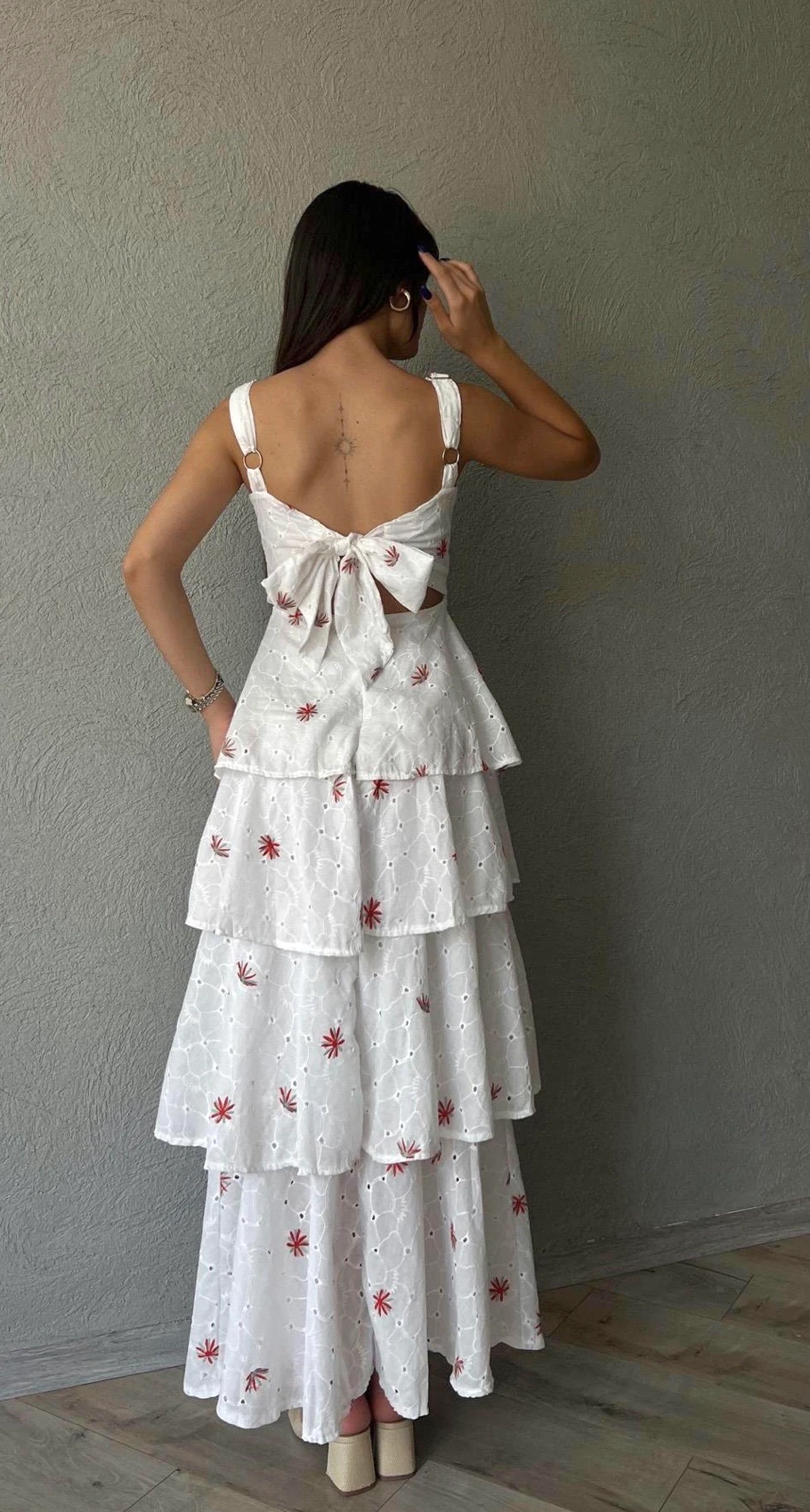 Beyaz Fisto Kalın Askılı Kat Etekli Kırmızı Desenli Elbise
