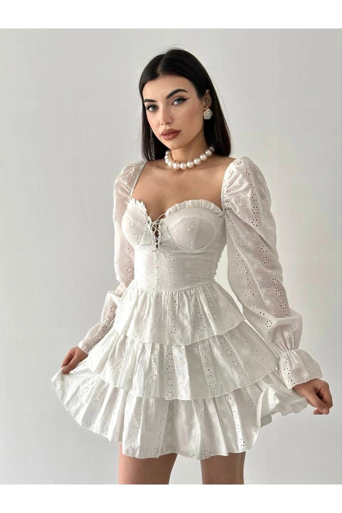 Beyaz Güpürlü Bağcıklı Kat Etekli Mini Elbise