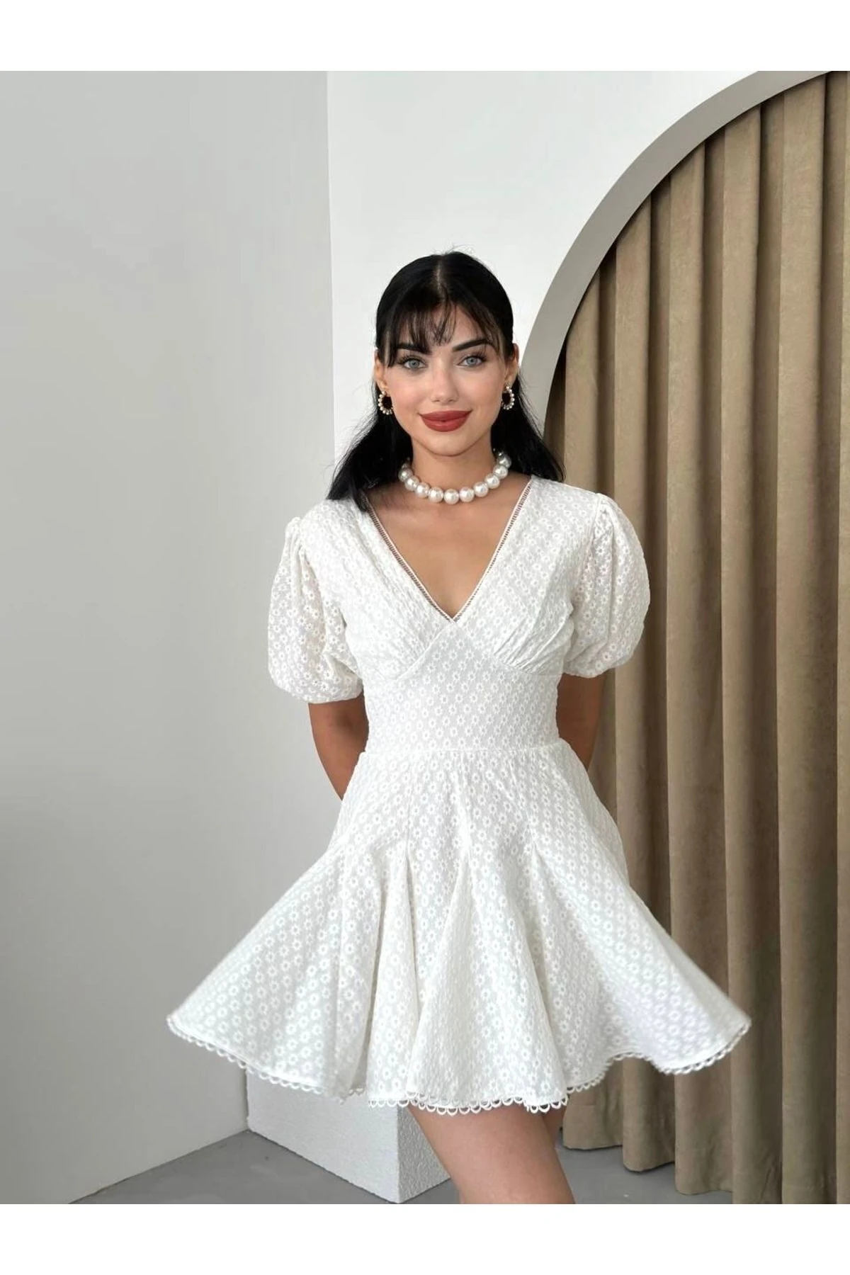 Beyaz Fisto İşleme Detaylı Pileli Astarlı Mini Elbise
