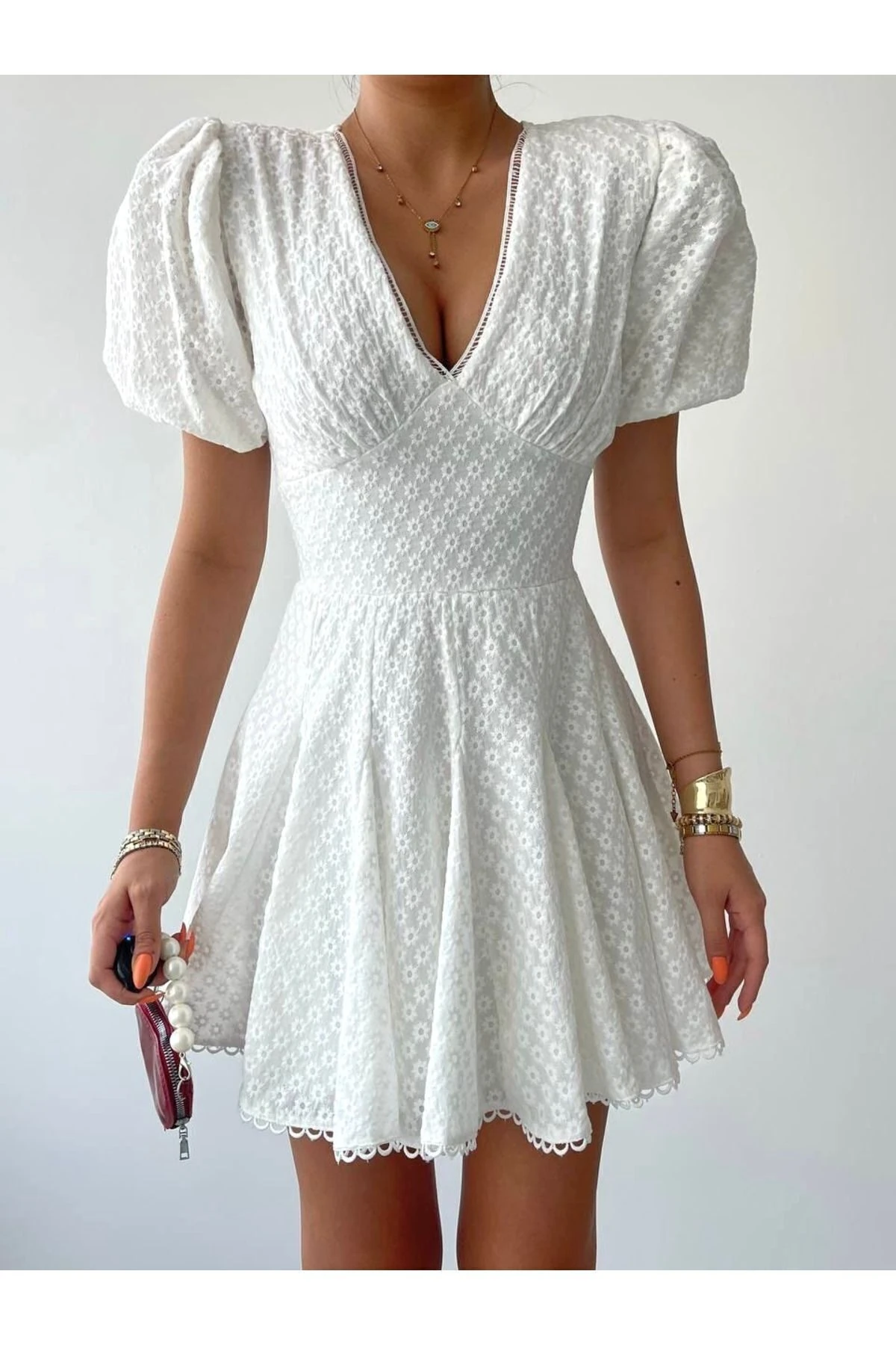 Beyaz Fisto İşleme Detaylı Pileli Astarlı Mini Elbise