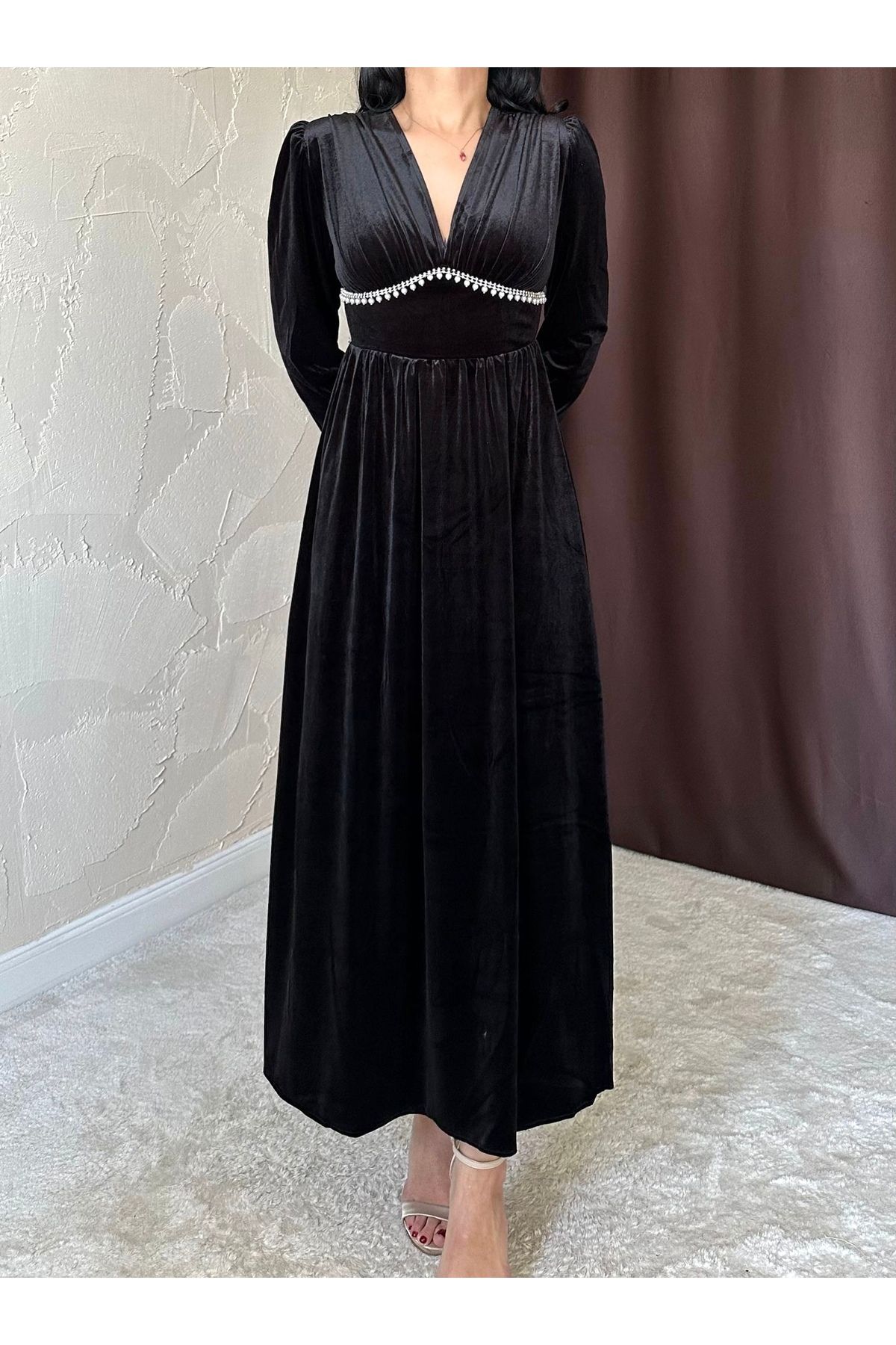 Siyah Kadife Taş Detaylı V Yaka Uzun Elbise