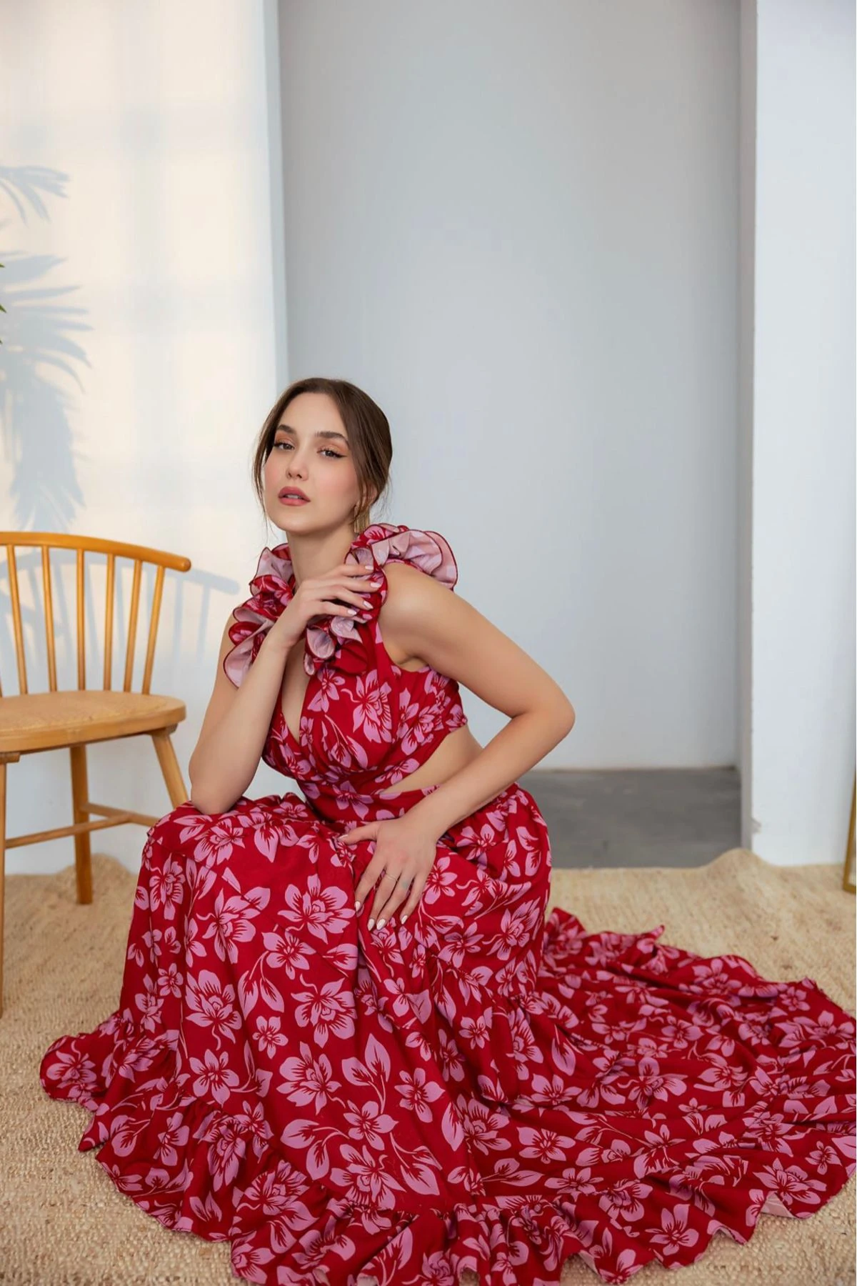 Bordo Bel Dekolteli Çiçek Desenli Kat Etekli Uzun Elbise