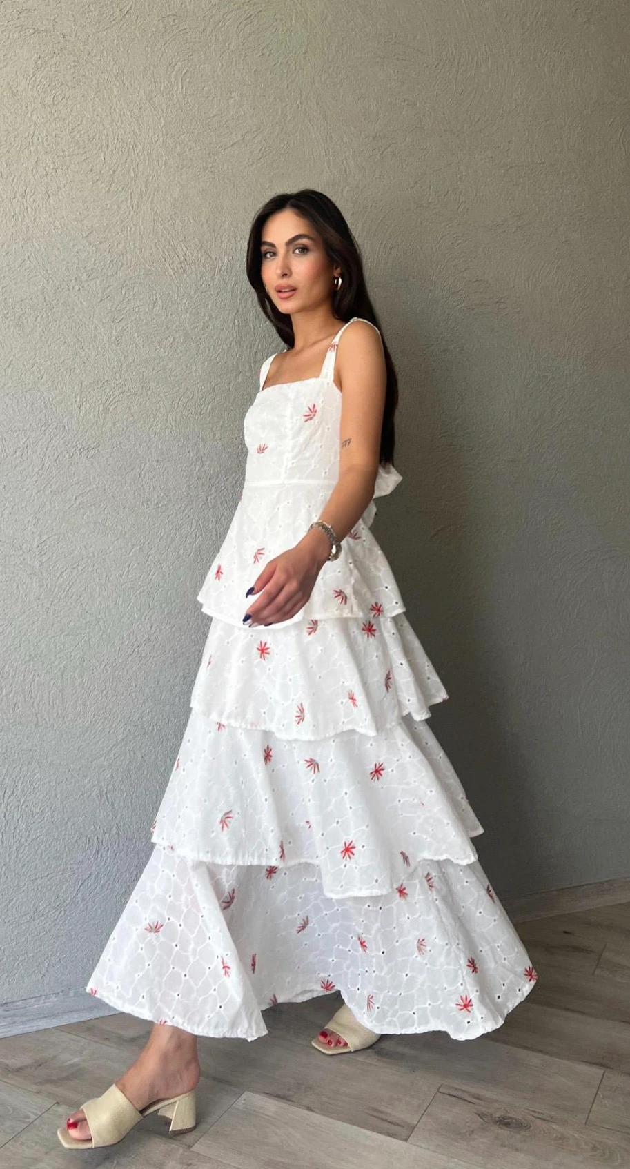 Beyaz Fisto Kalın Askılı Kat Etekli Kırmızı Desenli Elbise