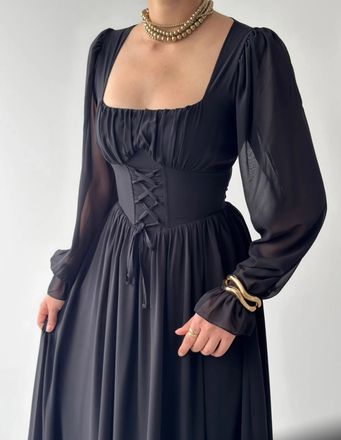 Siyah Şifon Kare Yaka Bağcıklı Uzun Elbise