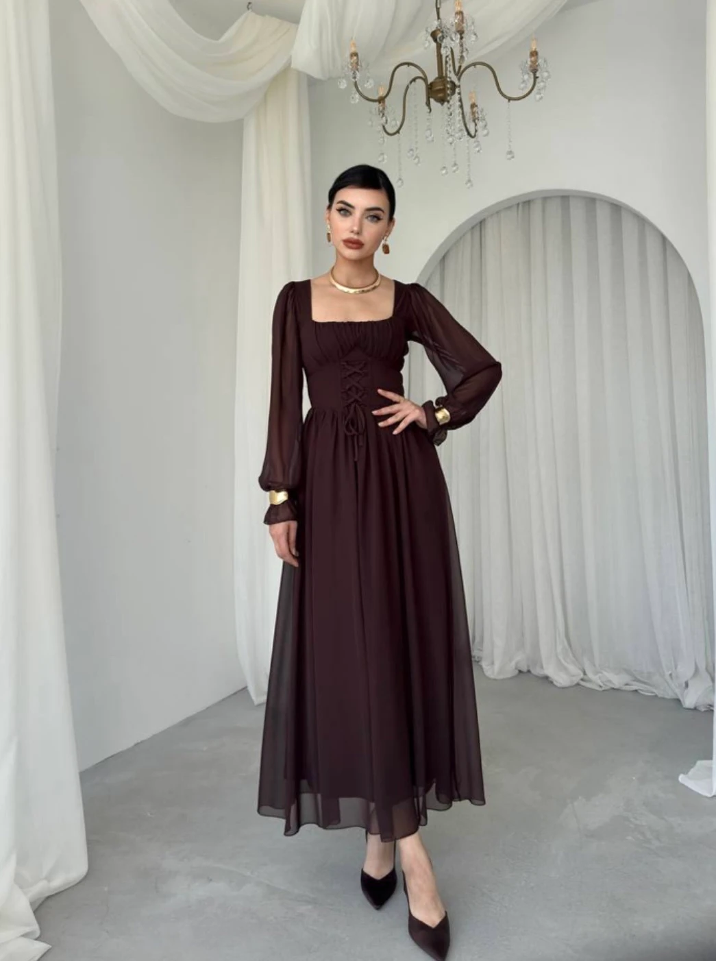 Kahverengi Şifon Kare Yaka Bağcıklı Uzun Elbise