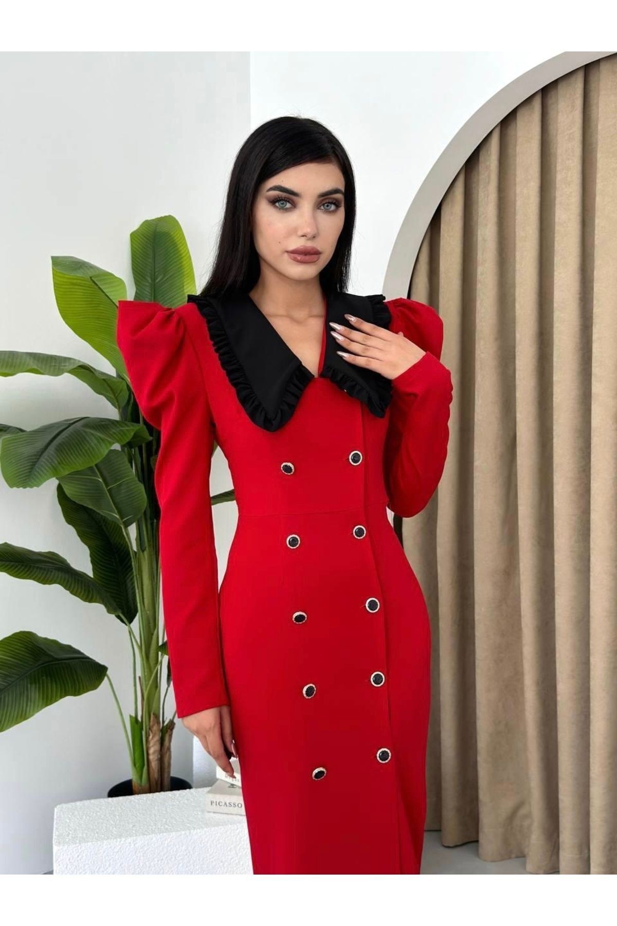 Kırmızı Düğme Detaylı Siyah Bebe Yaka Midi Elbise