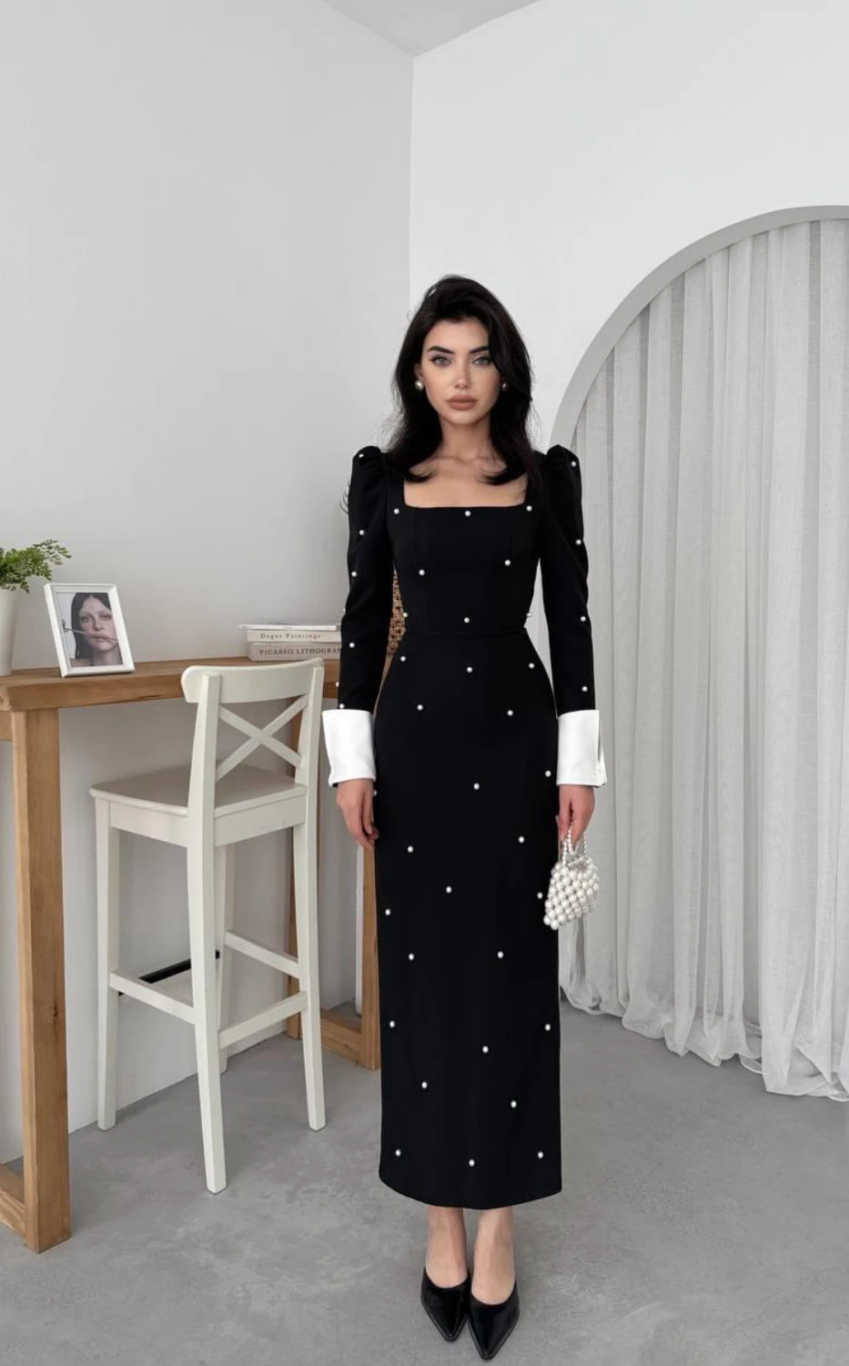 Siyah Kare Yaka İncili Kol Detaylı Uzun Elbise