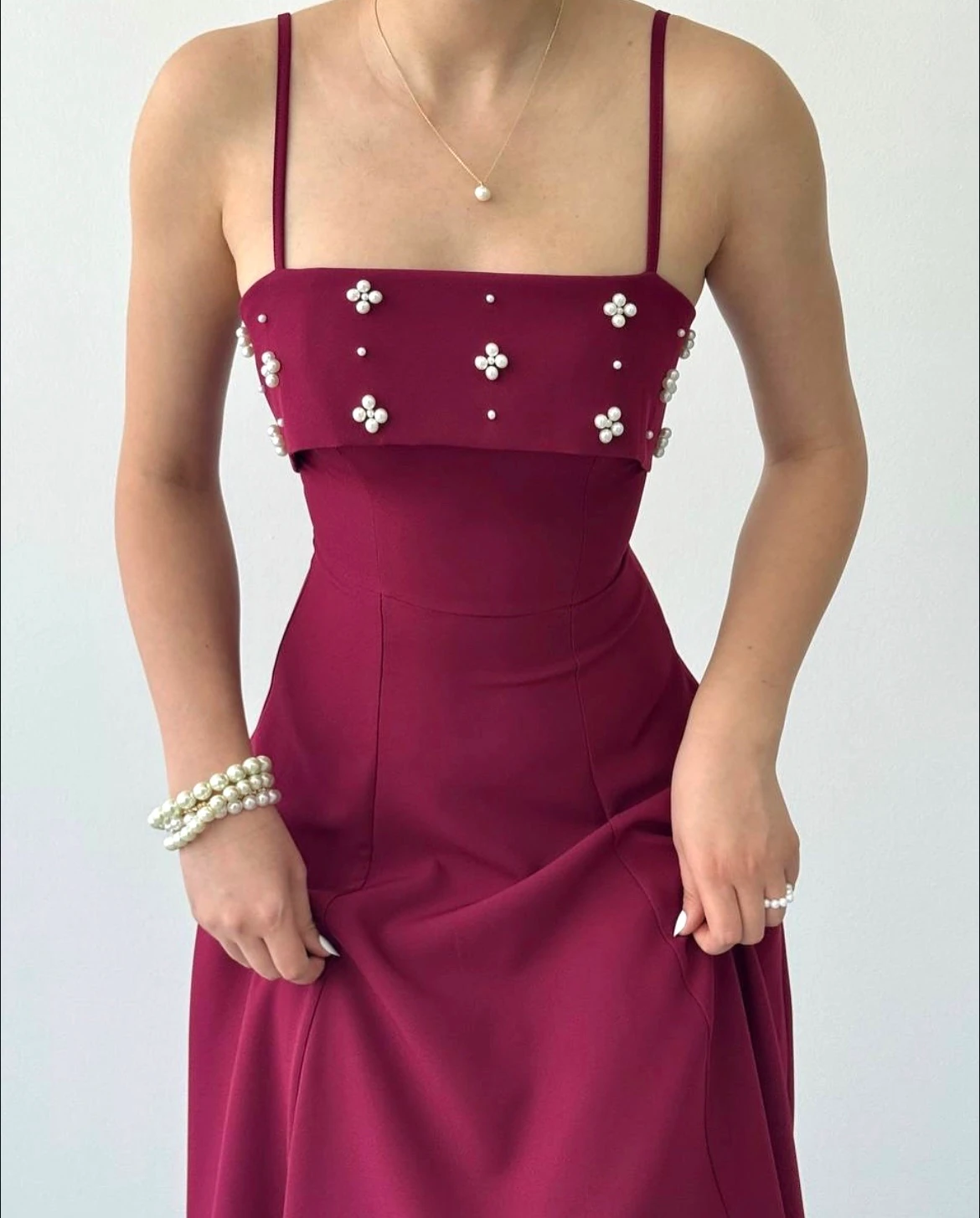 Bordo İnce Askılı Göğüs İnci İşlemeli Midi Elbise