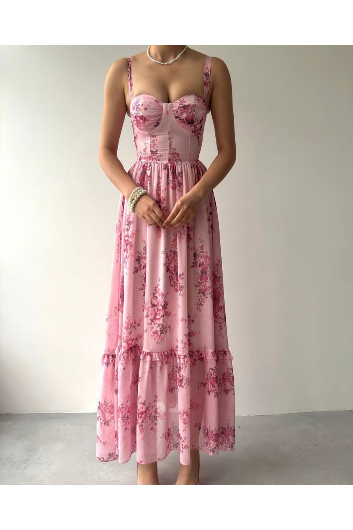 Pembe Göğüs Kuplu Askılı Çiçek Desenli Uzun Elbise
